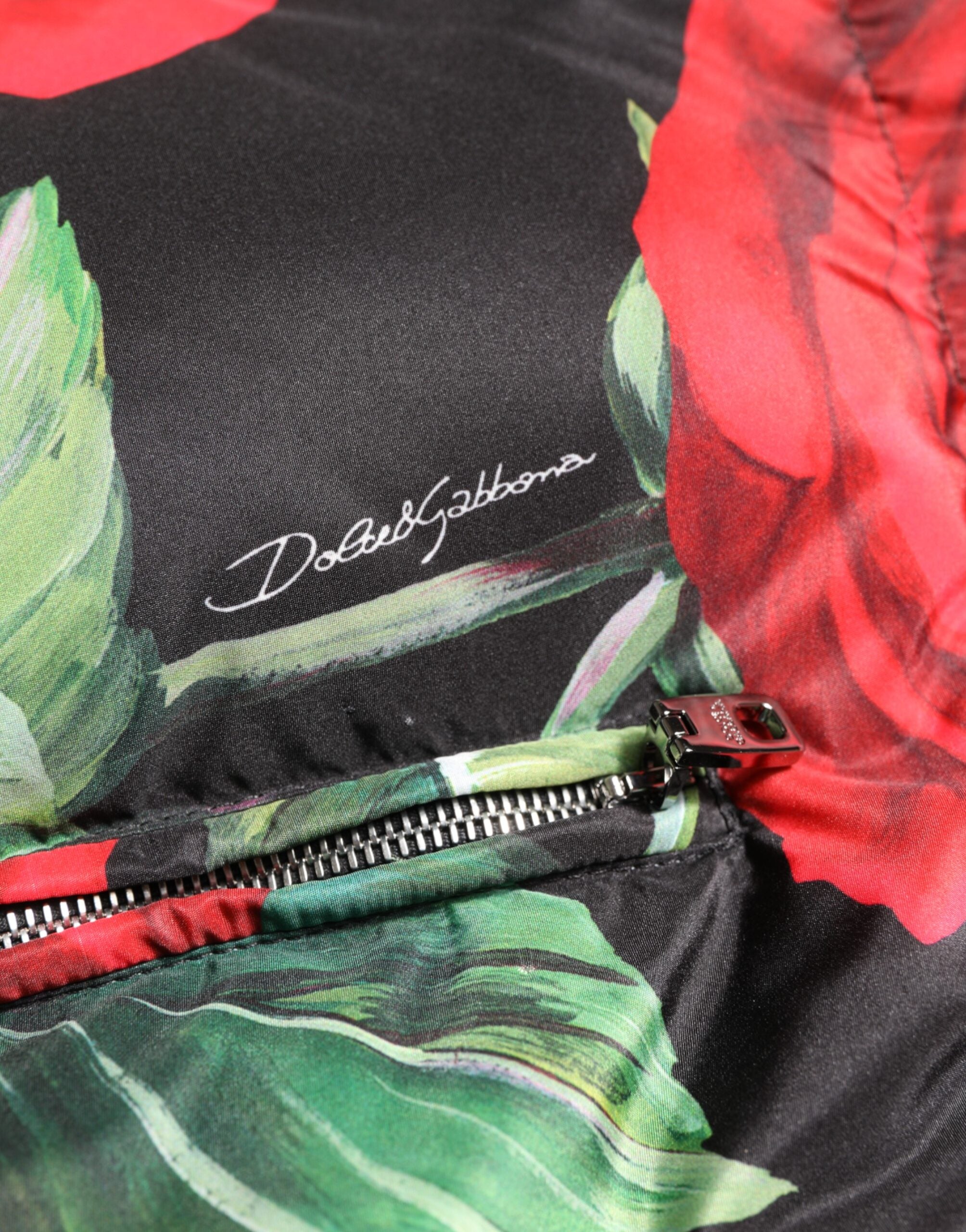 Manteau matelassé Dolce & Gabbana à fleurs multicolores avec fermeture zippée, style chaud et tendance.