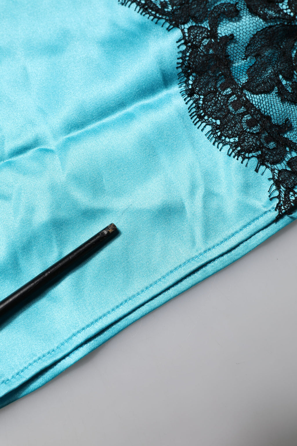 Pantalon de pyjama femme Dolce & Gabbana en soie bleue, coupe droite, avec jarretière élégante.