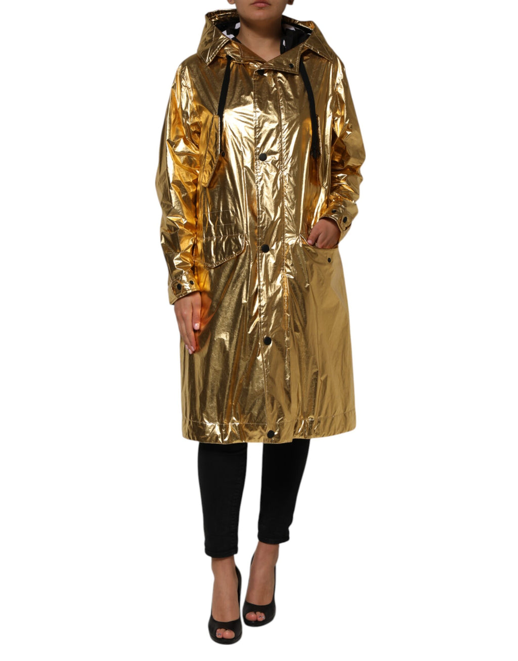 Manteau trench doré à capuche Dolce & Gabbana avec manches longues, tissu brillant et détails élégants.