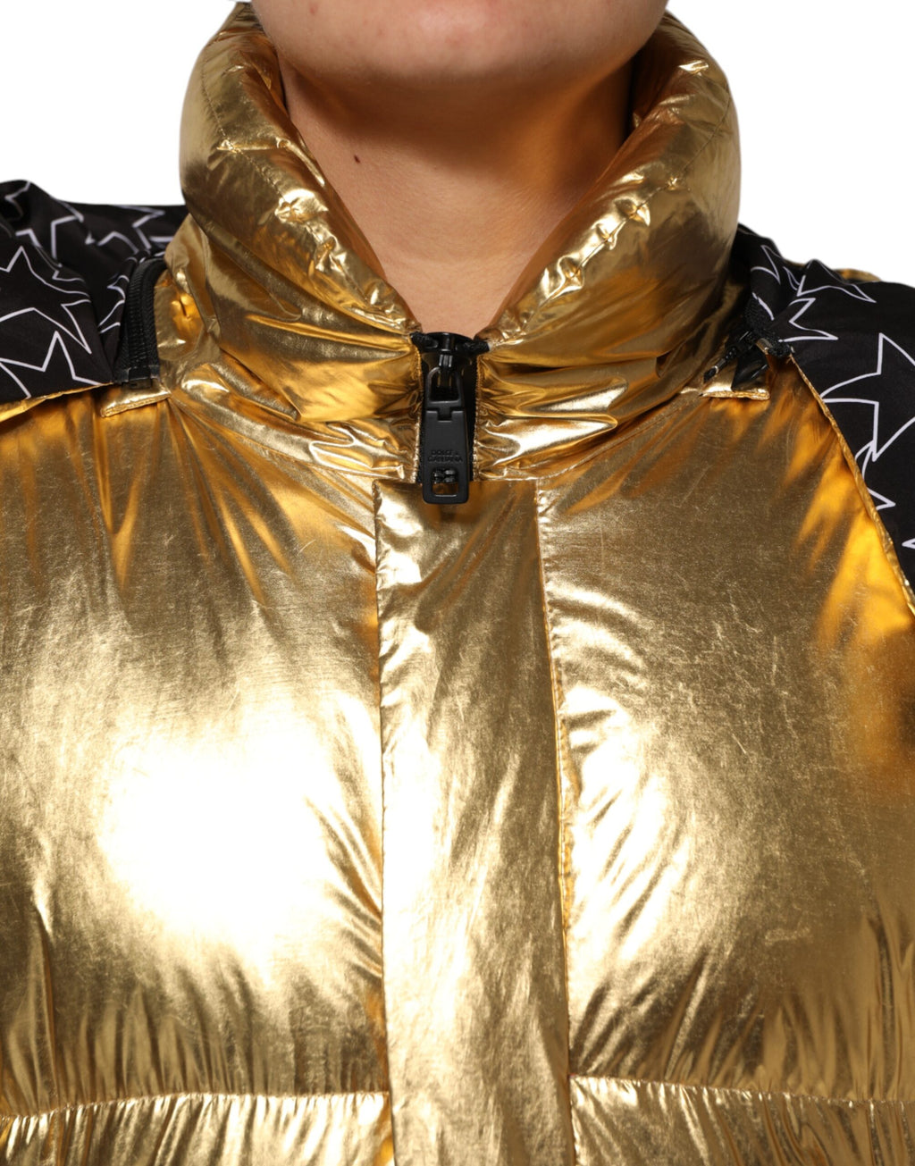 Veste matelassée dorée avec capuche Dolce & Gabbana, coupe pleine zippée, style chaud et tendance pour l'hiver.
