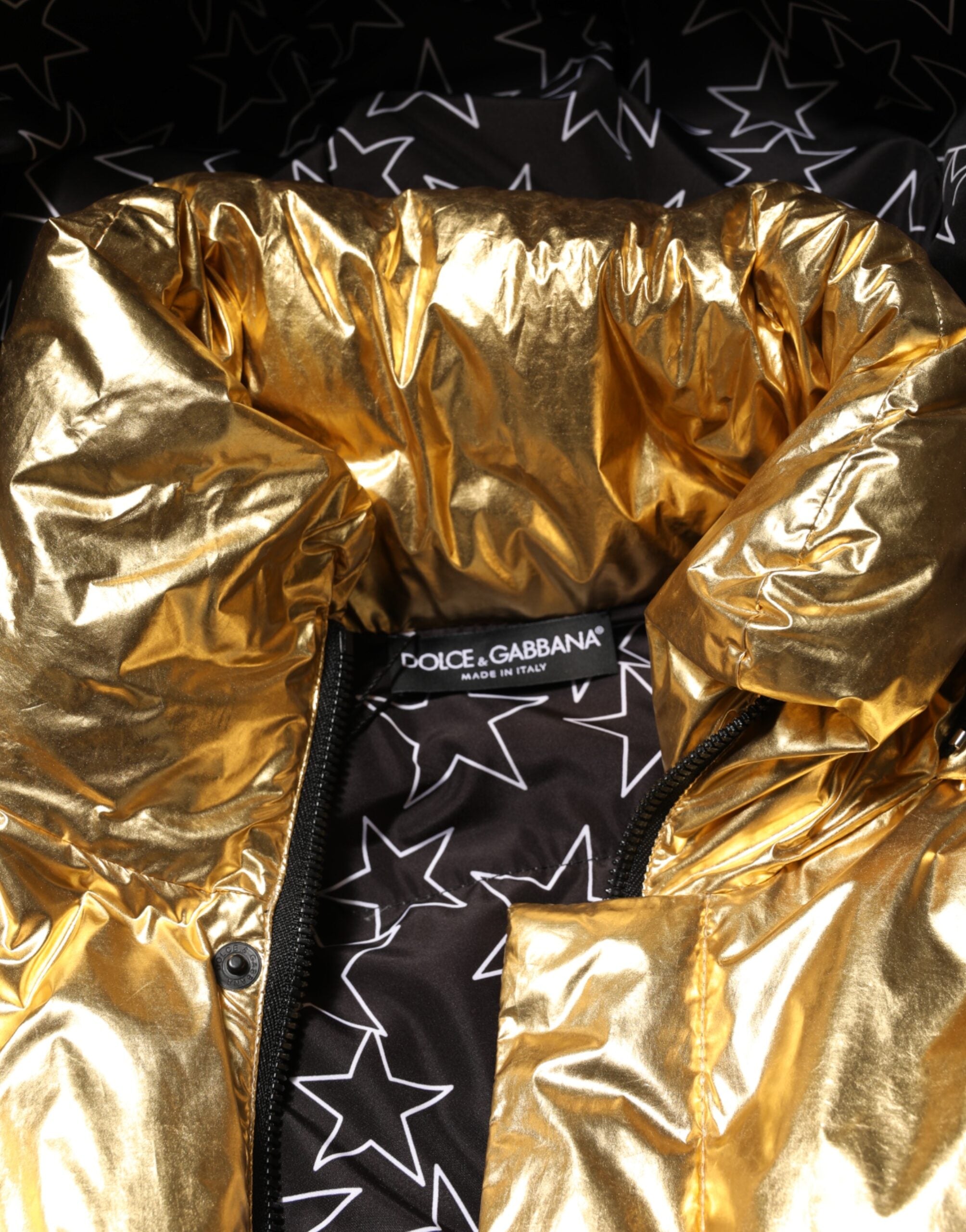 Veste matelassée dorée Dolce & Gabbana avec capuche, fermeture éclair pleine longueur, style chaud et tendance.