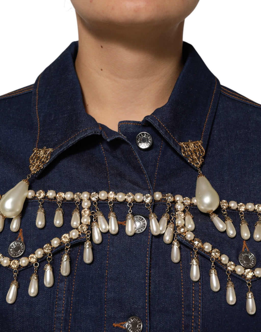 Veste en coton denim bleu Dolce & Gabbana ornée de cristaux, style élégant et sophistiqué, visible avec détails scintillants.