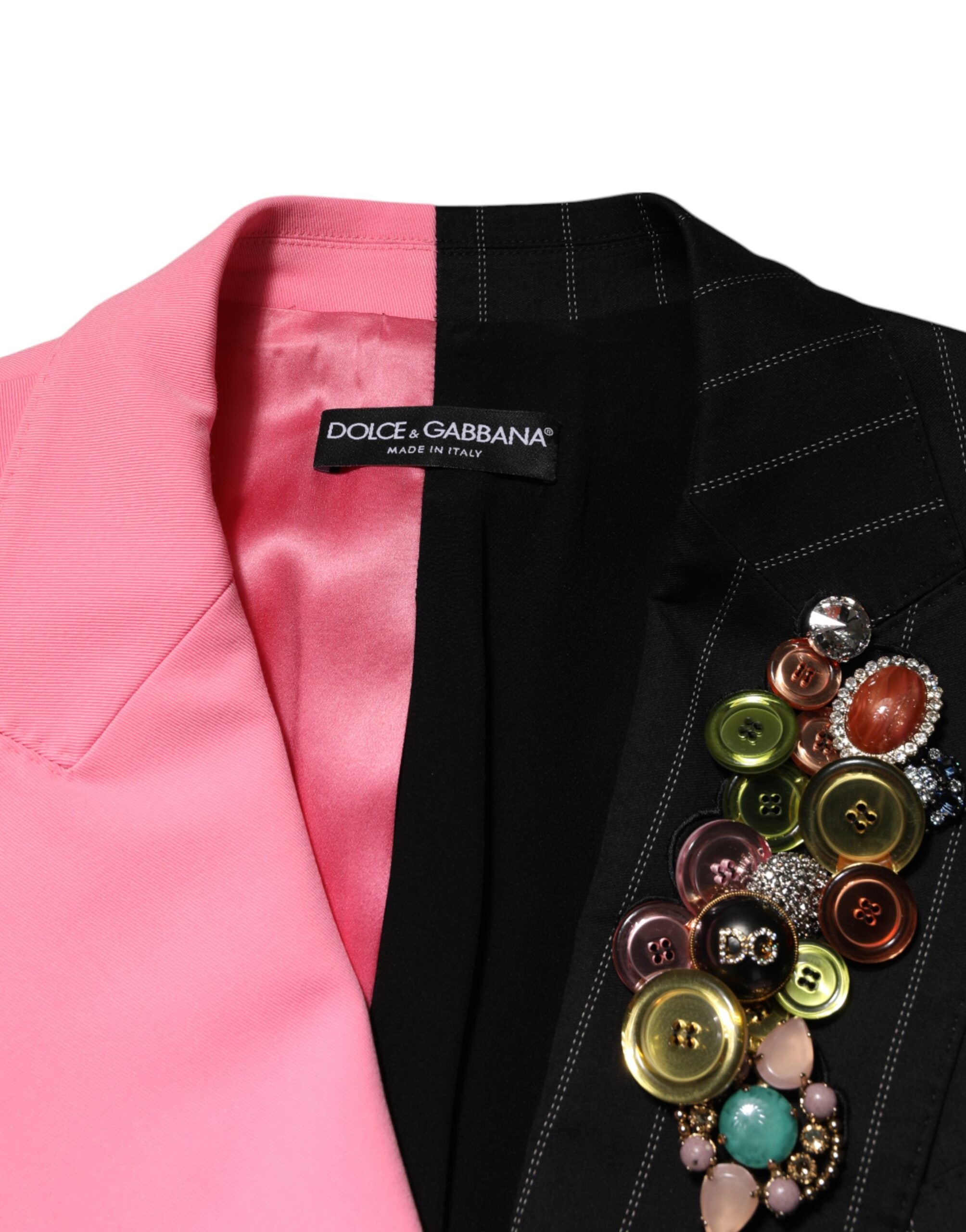Manteau Dolce & Gabbana en patchwork multicolore avec broderies et embellissements, style élégant et tendance.
