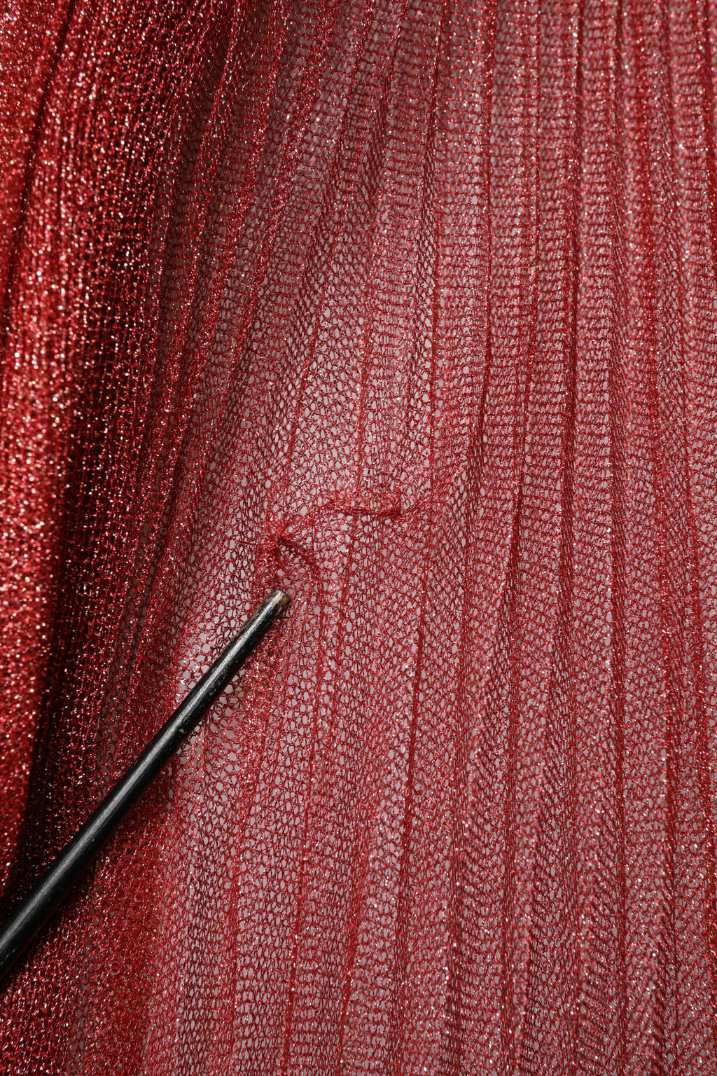 Robe midi sans manches en mesh bordeaux de Dolce & Gabbana, coupe A-line élégante et fluide, pour une allure sophistiquée.