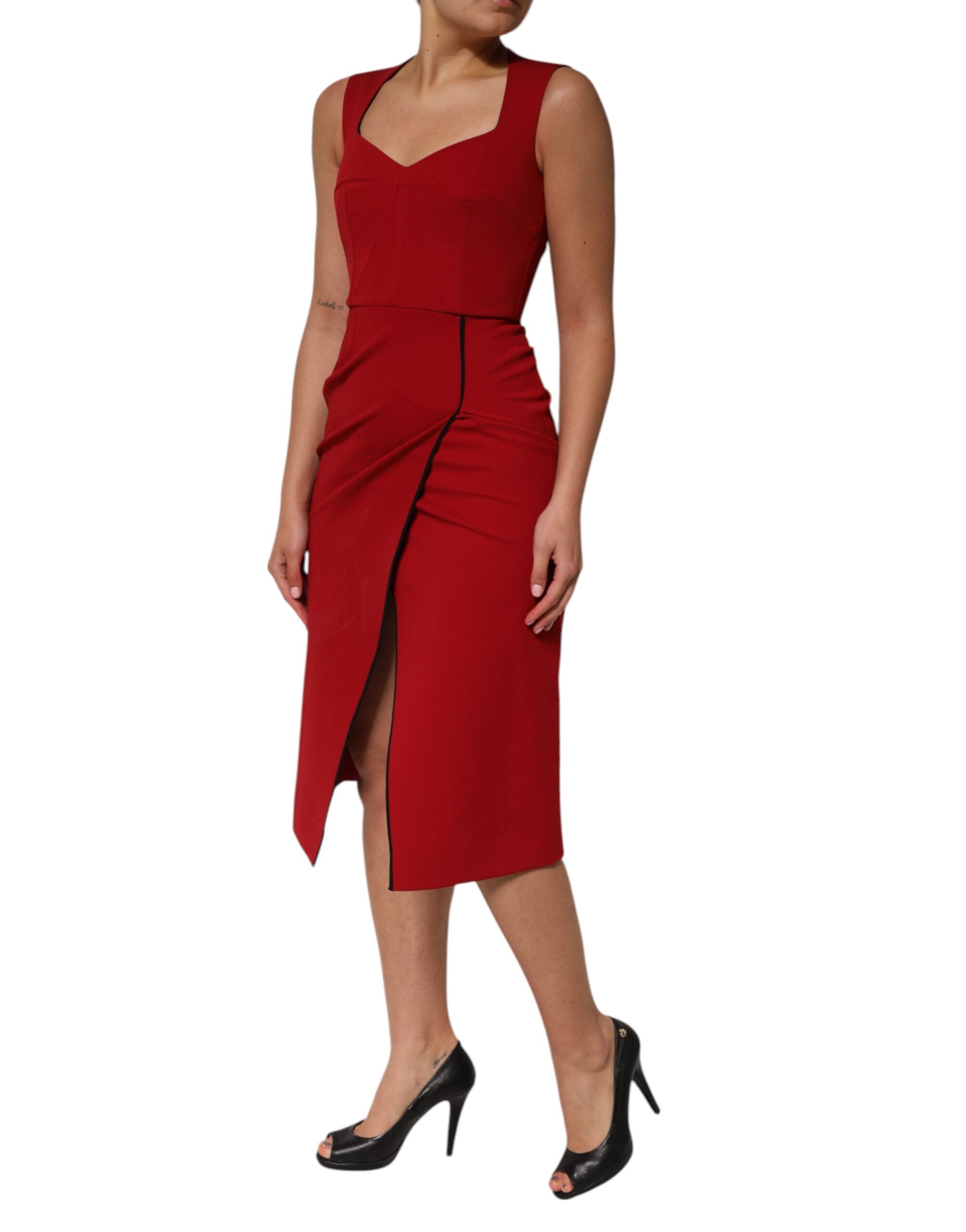 Robe midi rouge en viscose stretch Dolce & Gabbana avec fente, coupe ajustée et élégante, portée comme vêtement de soirée.