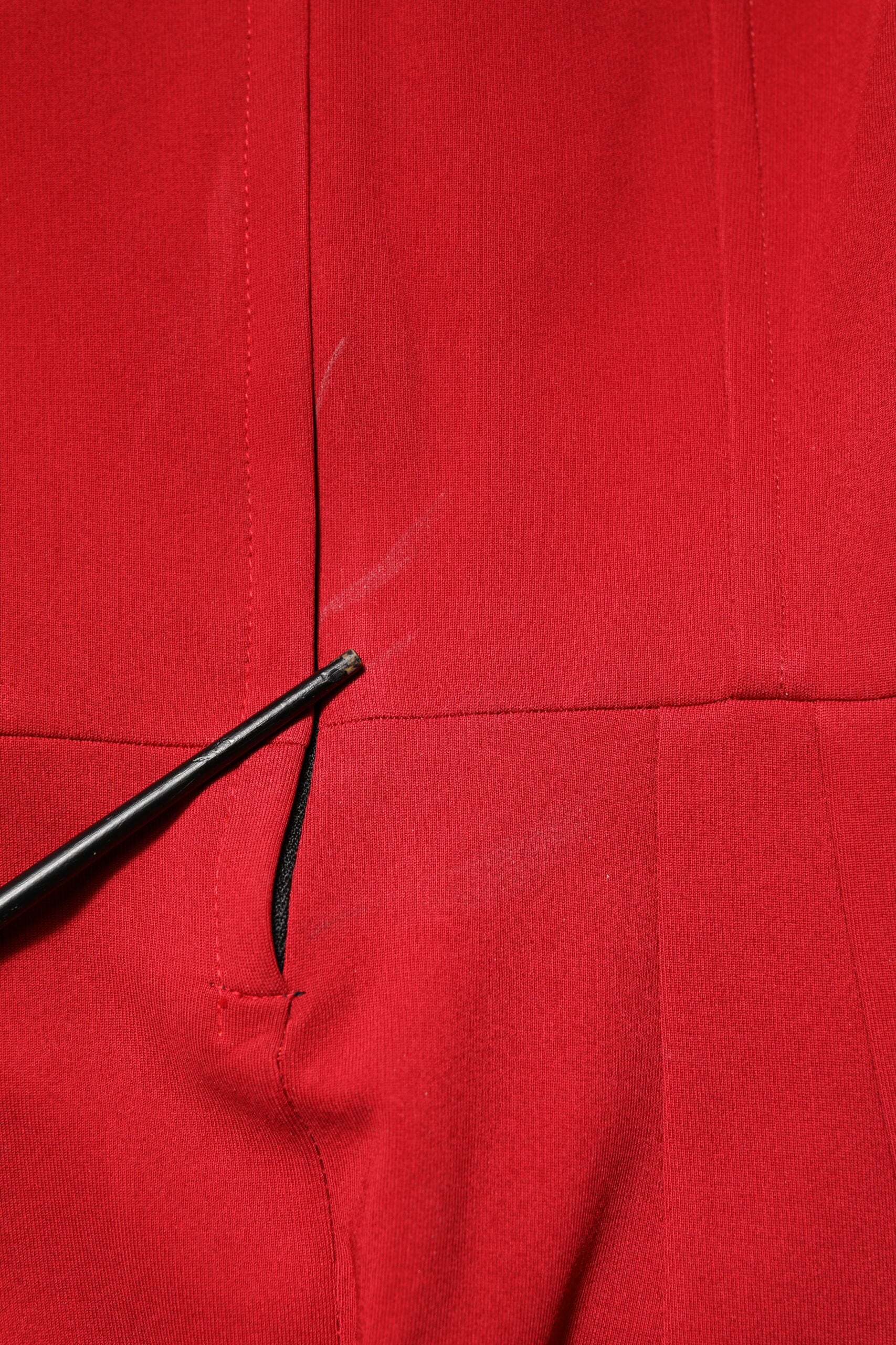 Robe midi rouge en viscose stretch Dolce & Gabbana avec fente, coupe ajustée et élégante.
