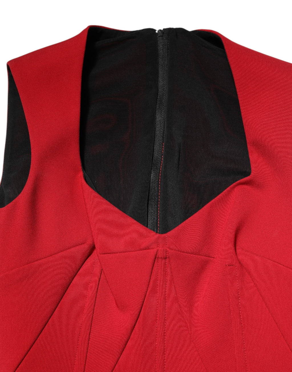 Robe midi rouge en viscose extensible avec fente, robe droite Dolce & Gabbana, élégante et sophistiquée, vue de face.