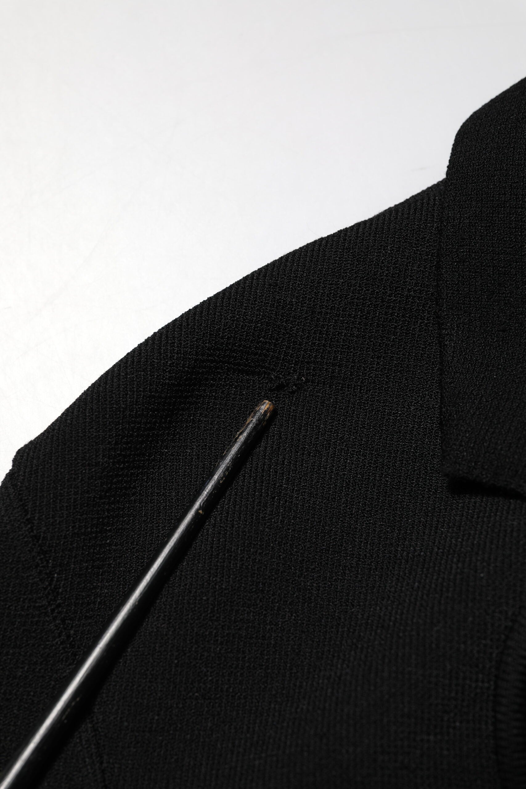 Veste blazer noire en viscose de Dolce & Gabbana, à simple boutonnage, élégante et moderne, vue de face.