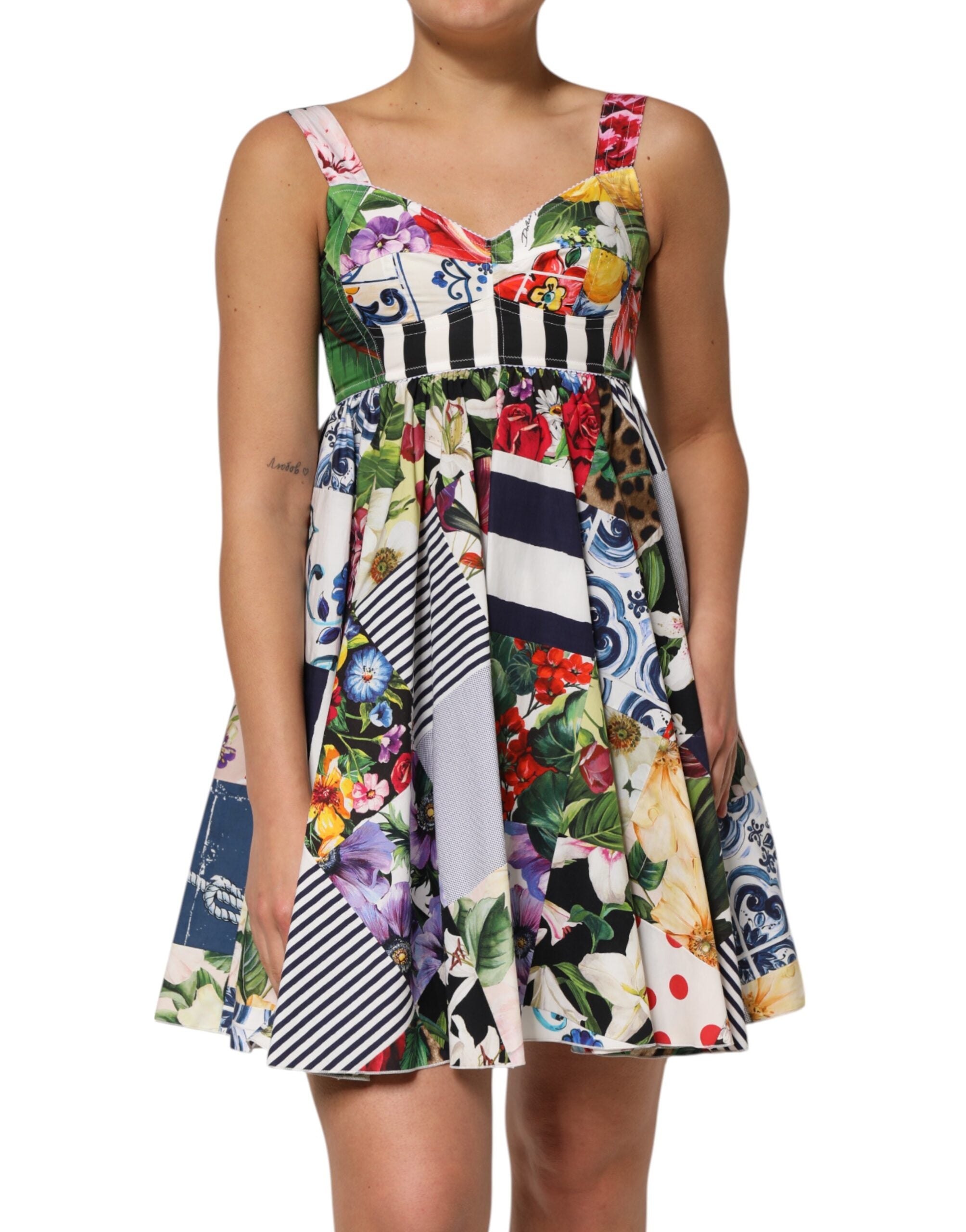 Robe courte en coton patchwork multicolore de Dolce & Gabbana, coupe en ligne A avec motifs colorés.