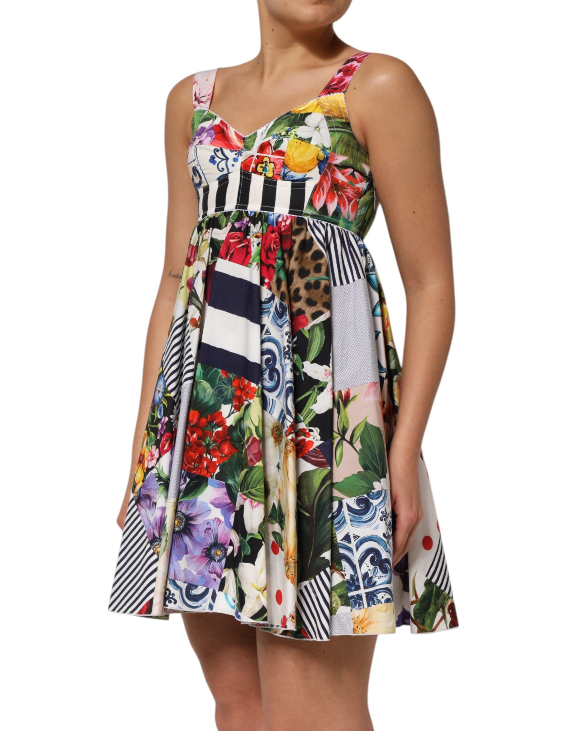 Robe courte Dolce & Gabbana en coton coloré à patchwork, coupe évasée et style tendance.
