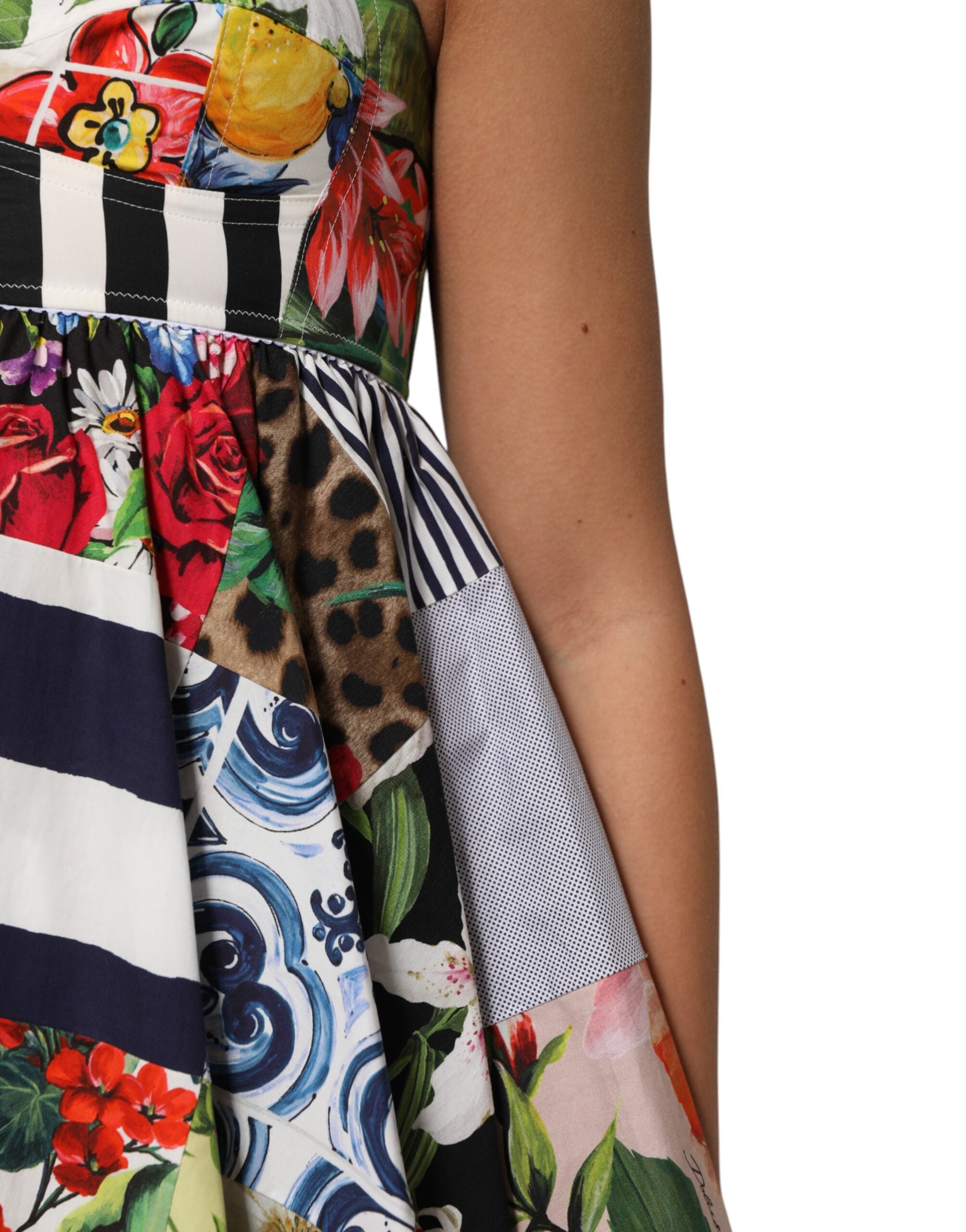 Robe courte à patchwork multicolore en coton de Dolce & Gabbana, style aligne, vue de face.