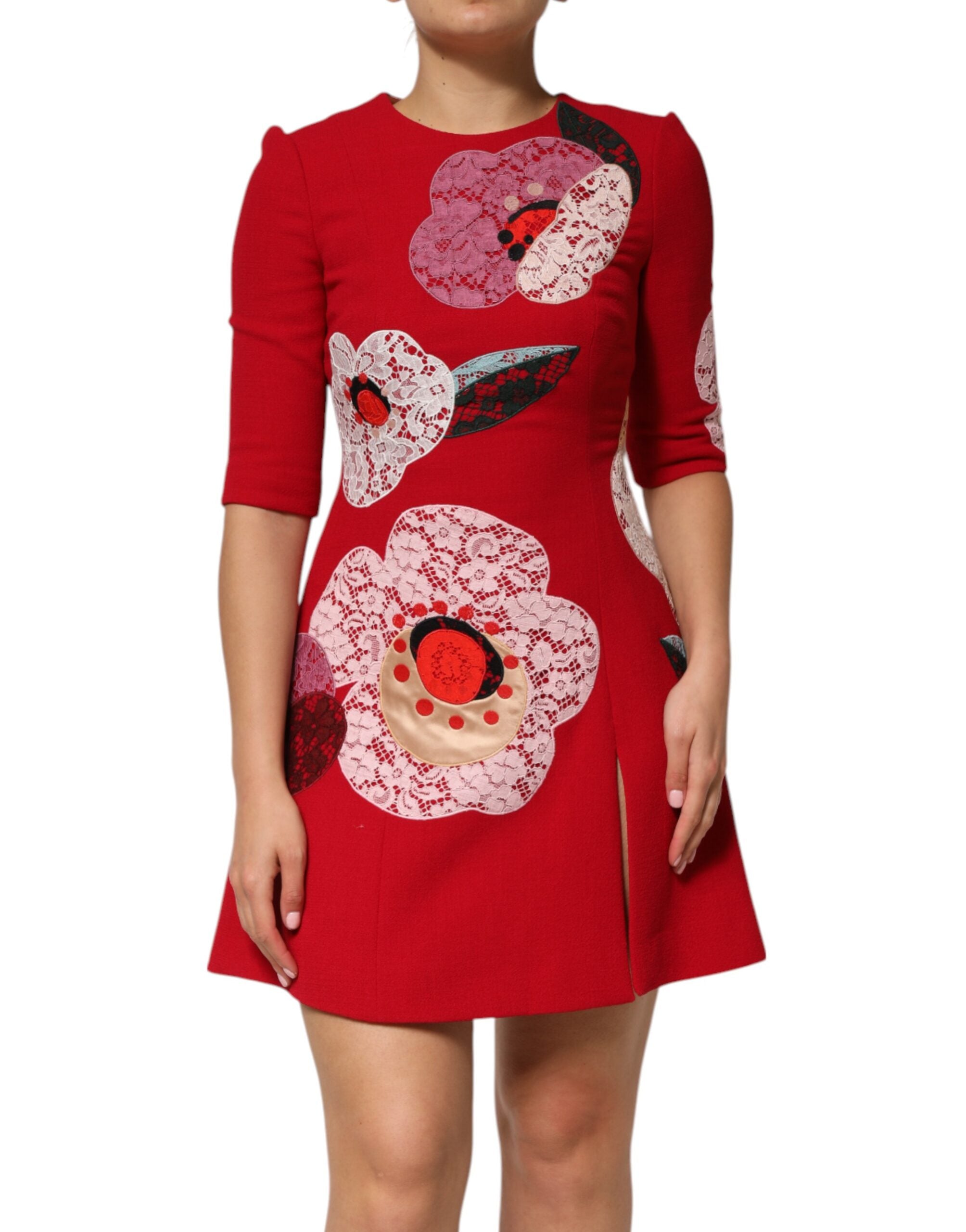 Robe courte en dentelle rouge avec appliqué floral de Dolce & Gabbana, style A-line, vue de l'avant.