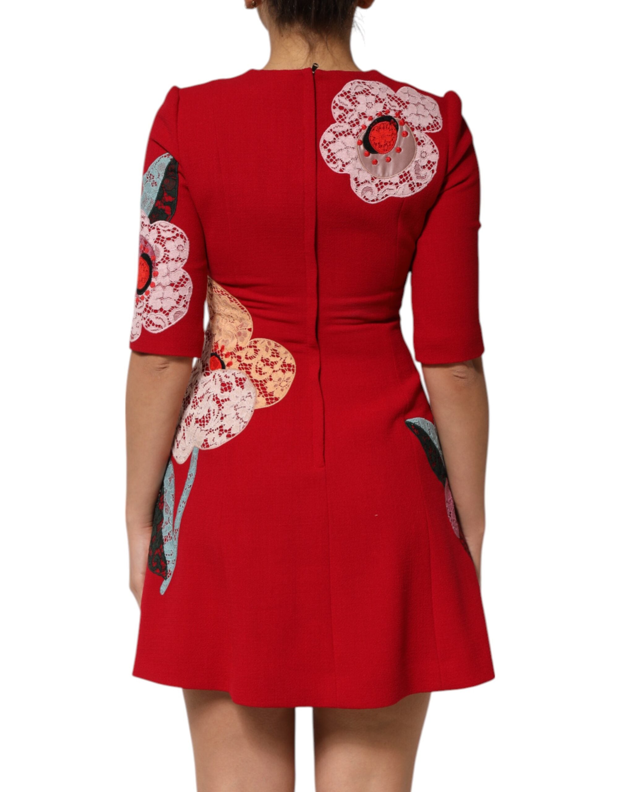 Robe courte en dentelle rouge avec appliqué floral de Dolce & Gabbana, style évasé et élégant, vue de face.