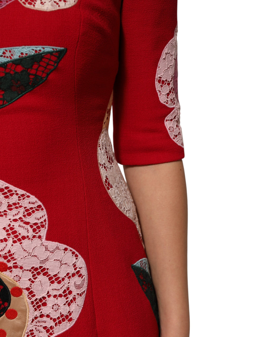 Robe mini en dentelle rouge Dolce & Gabbana avec appliqué floral et coupe évasée, élégante et féminine.