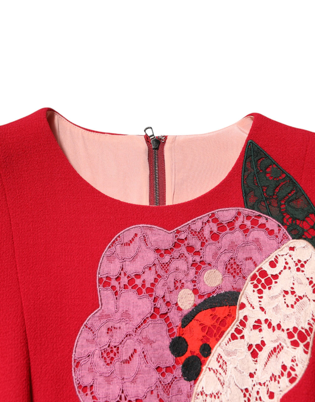 Robe courte en dentelle rouge avec appliqué floral Dolce & Gabbana, coupe évasée et élégante.