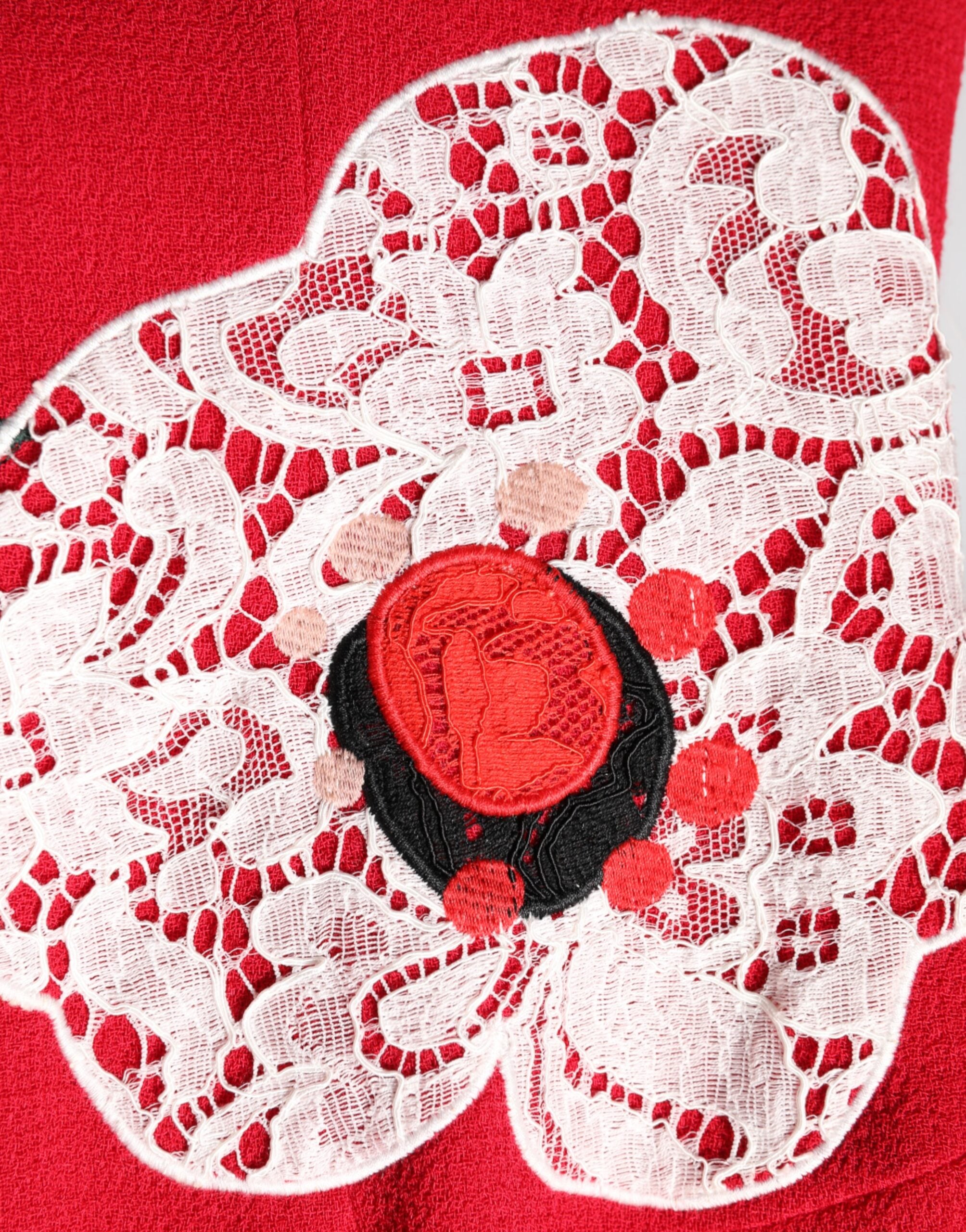 Robe mini en dentelle rouge avec appliqué floral Dolce & Gabbana, coupe A-line élégante et sophistiquée.