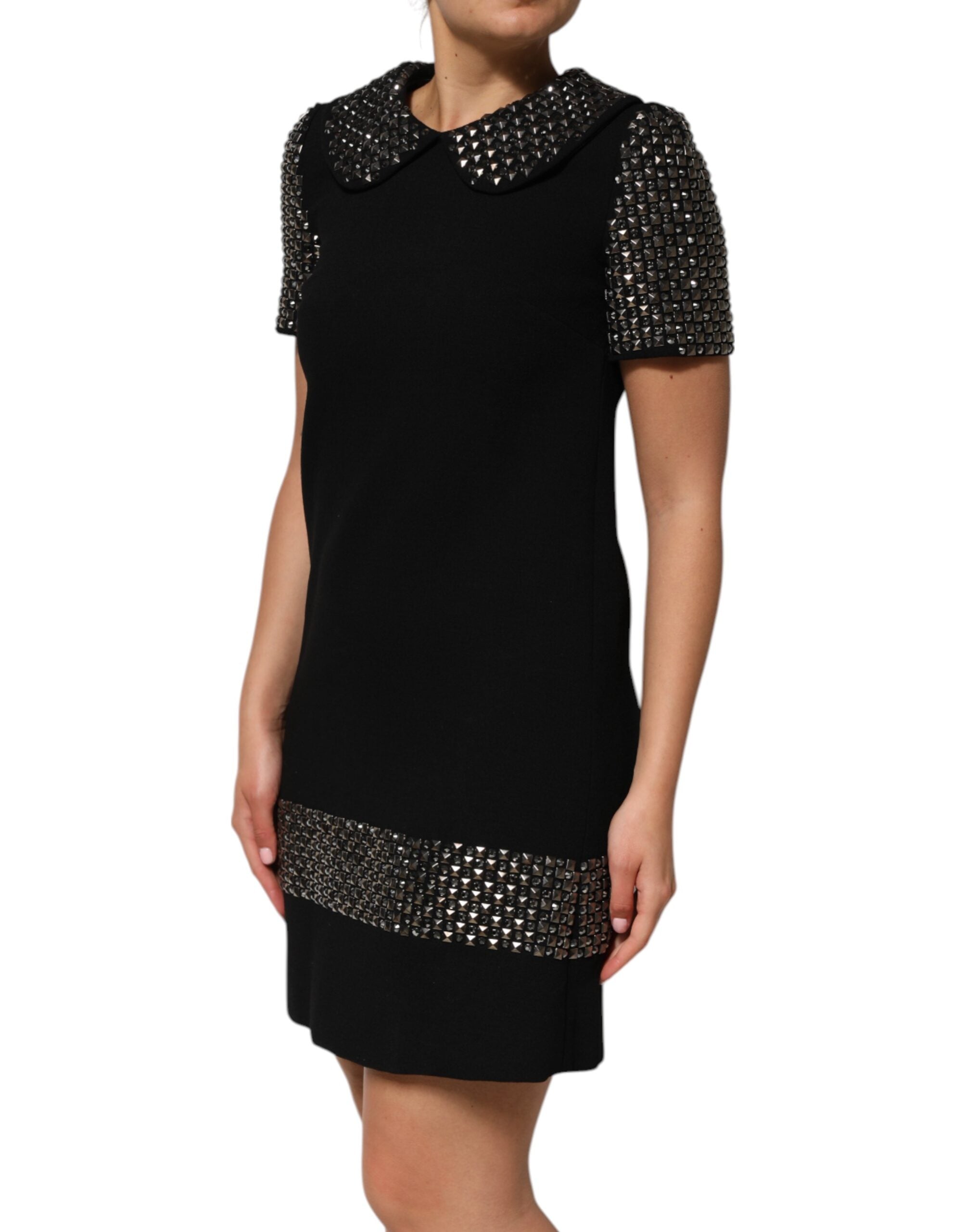 Robe courte noire Dolce & Gabbana avec col en cristaux ornés, style élégant et sophistiqué, vue de face.