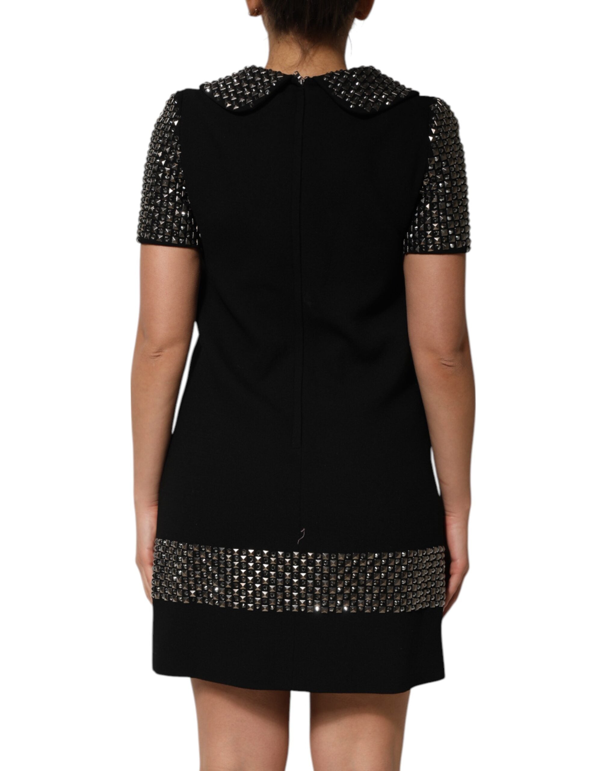 Robe courte noire Dolce & Gabbana avec col en cristal et détails brillants, élégante et sophistiquée.