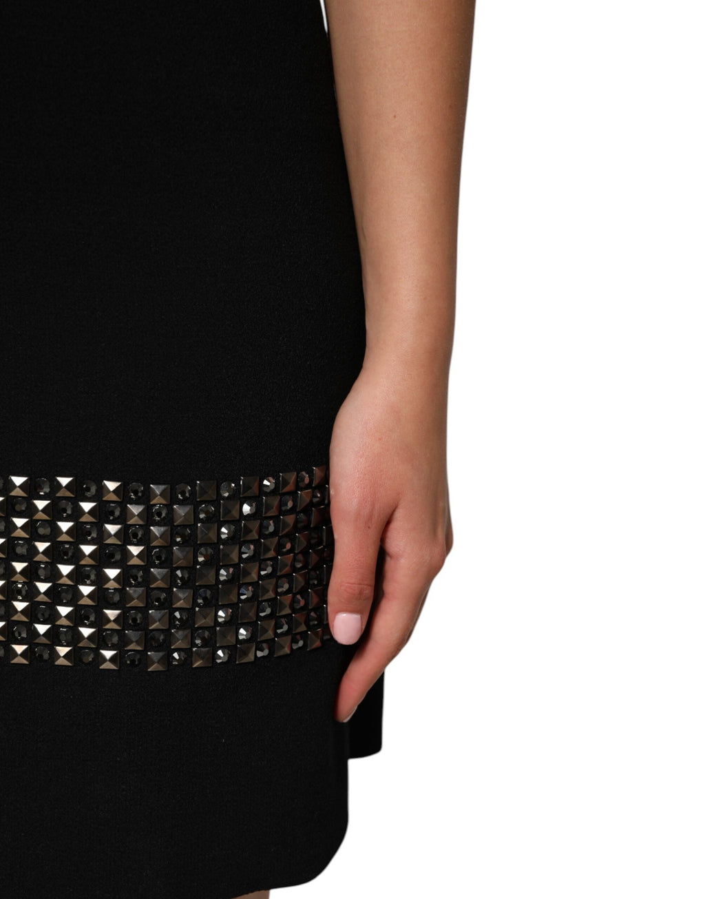 Robe courte noire Dolce & Gabbana avec col en cristaux brillants et détails élégants, parfaite pour une tenue sophistiquée.