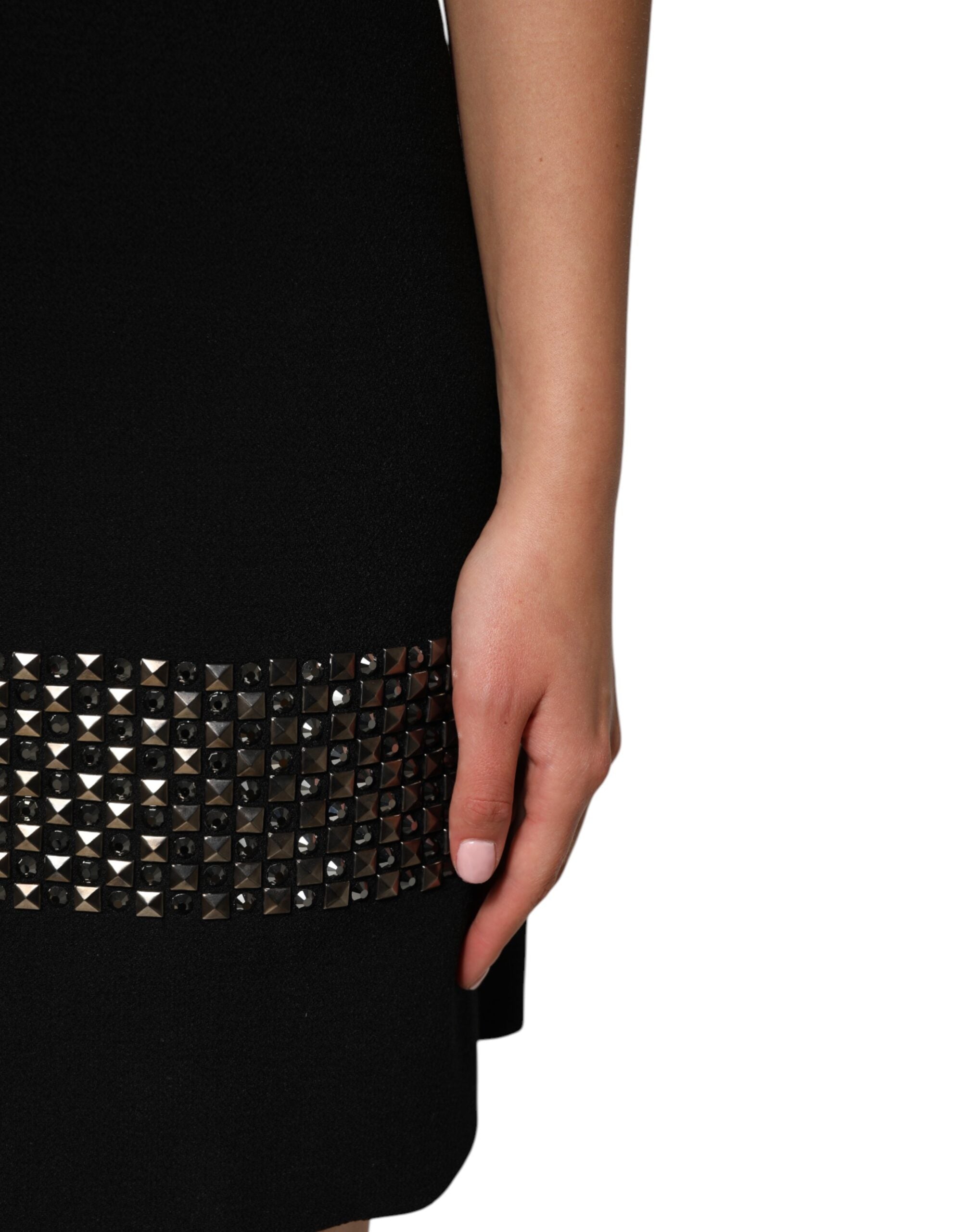 Robe courte noire Dolce & Gabbana avec col en cristaux brillants et détails élégants, parfaite pour une tenue sophistiquée.