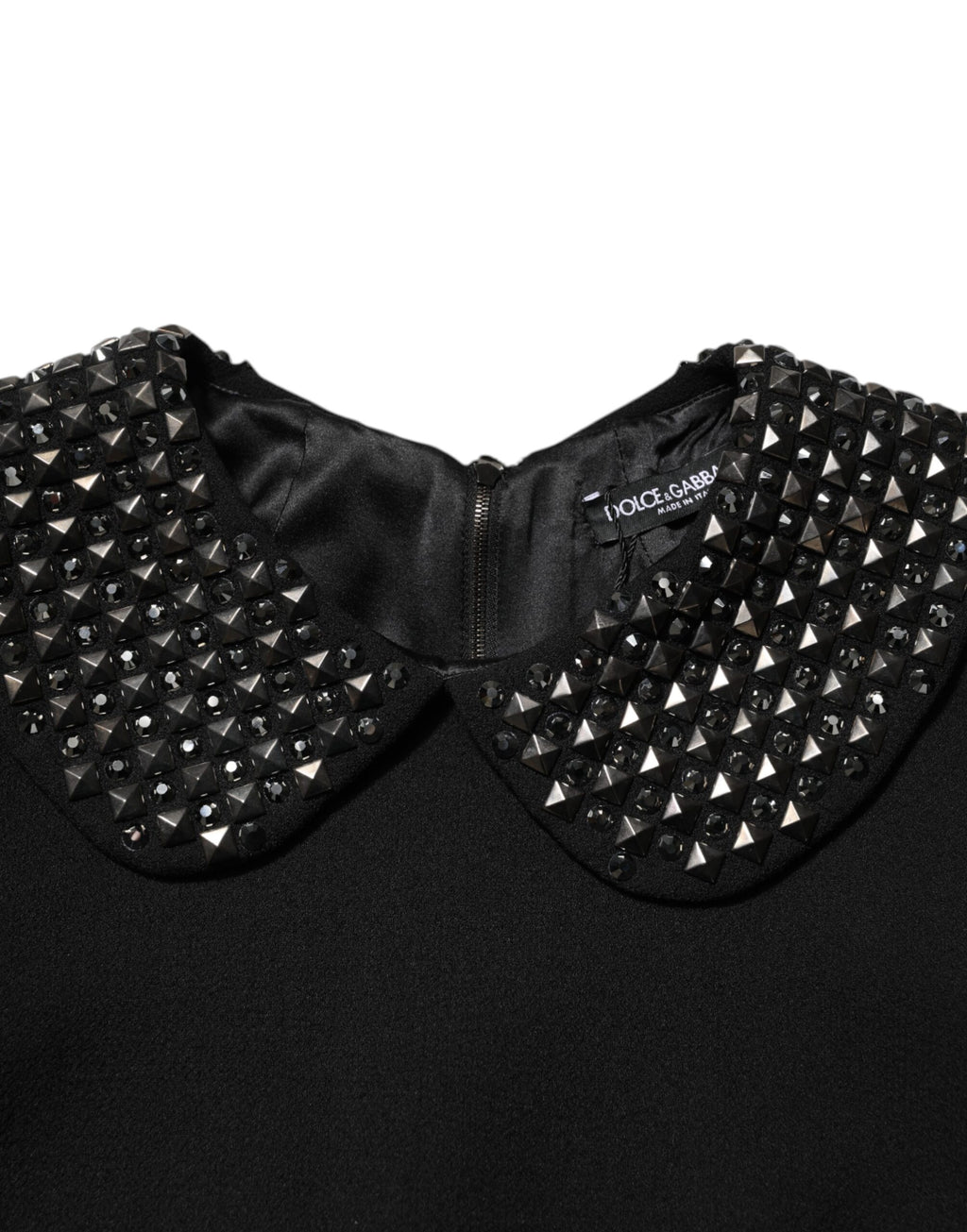 Robe courte noire Dolce & Gabbana ornée de cristaux, col élégant et détails brillants pour une allure sophistiquée.