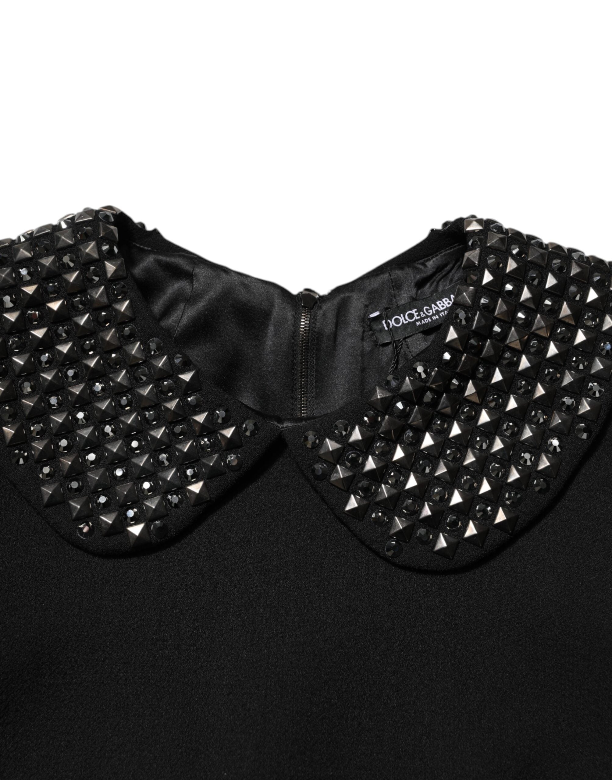 Robe courte noire Dolce & Gabbana ornée de cristaux, col élégant et détails brillants pour une allure sophistiquée.