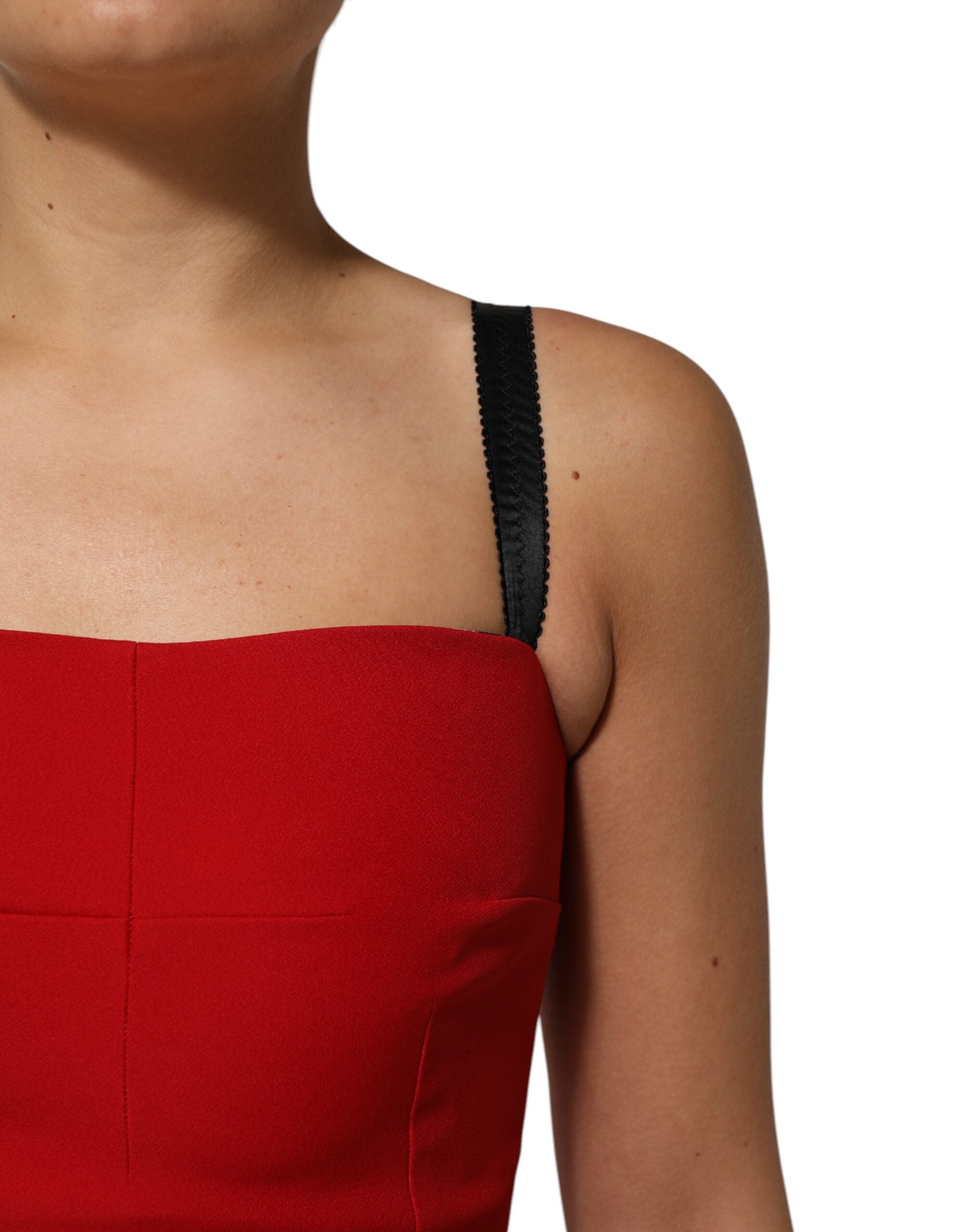 Robe droite rouge Dolce & Gabbana en tissu stretch, longueur genou, vêtement élégant pour femmes.