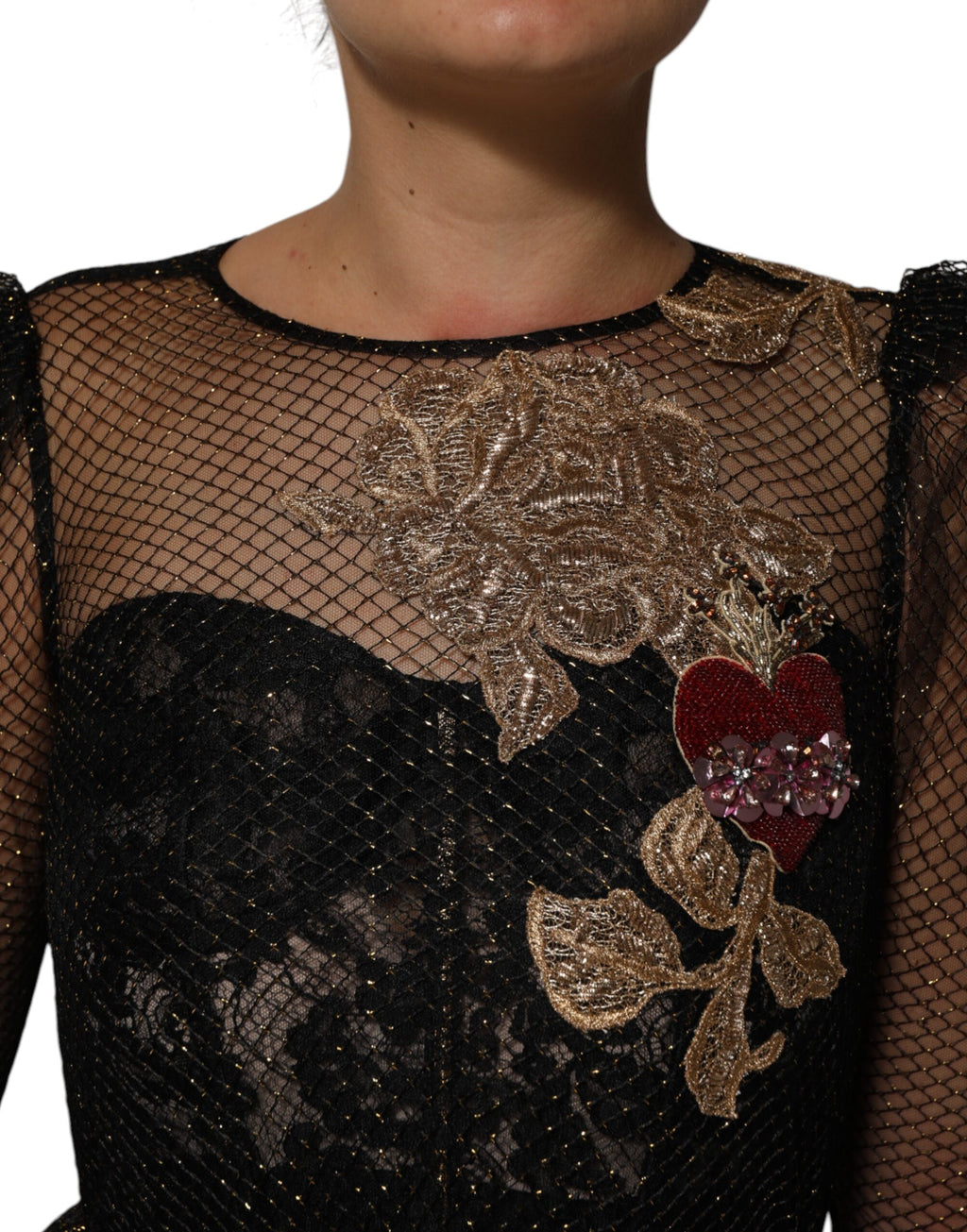Robe trapèze noire Dolce & Gabbana avec cœur en cristal brillant, embellissements élégants et design sophistiqué.