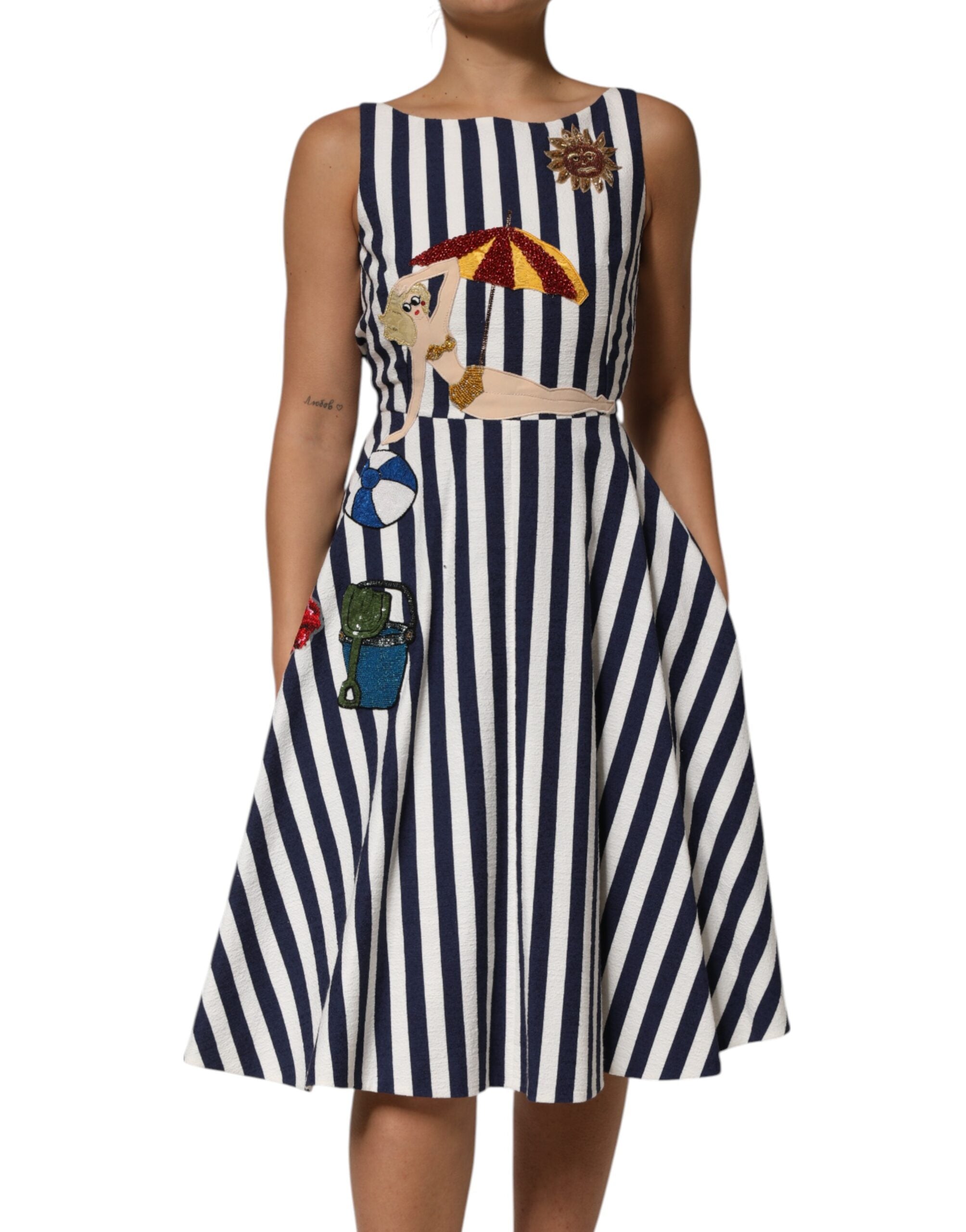 Robe évasée Dolce & Gabbana bleue et blanche à rayures brodées, style élégant et féminin.