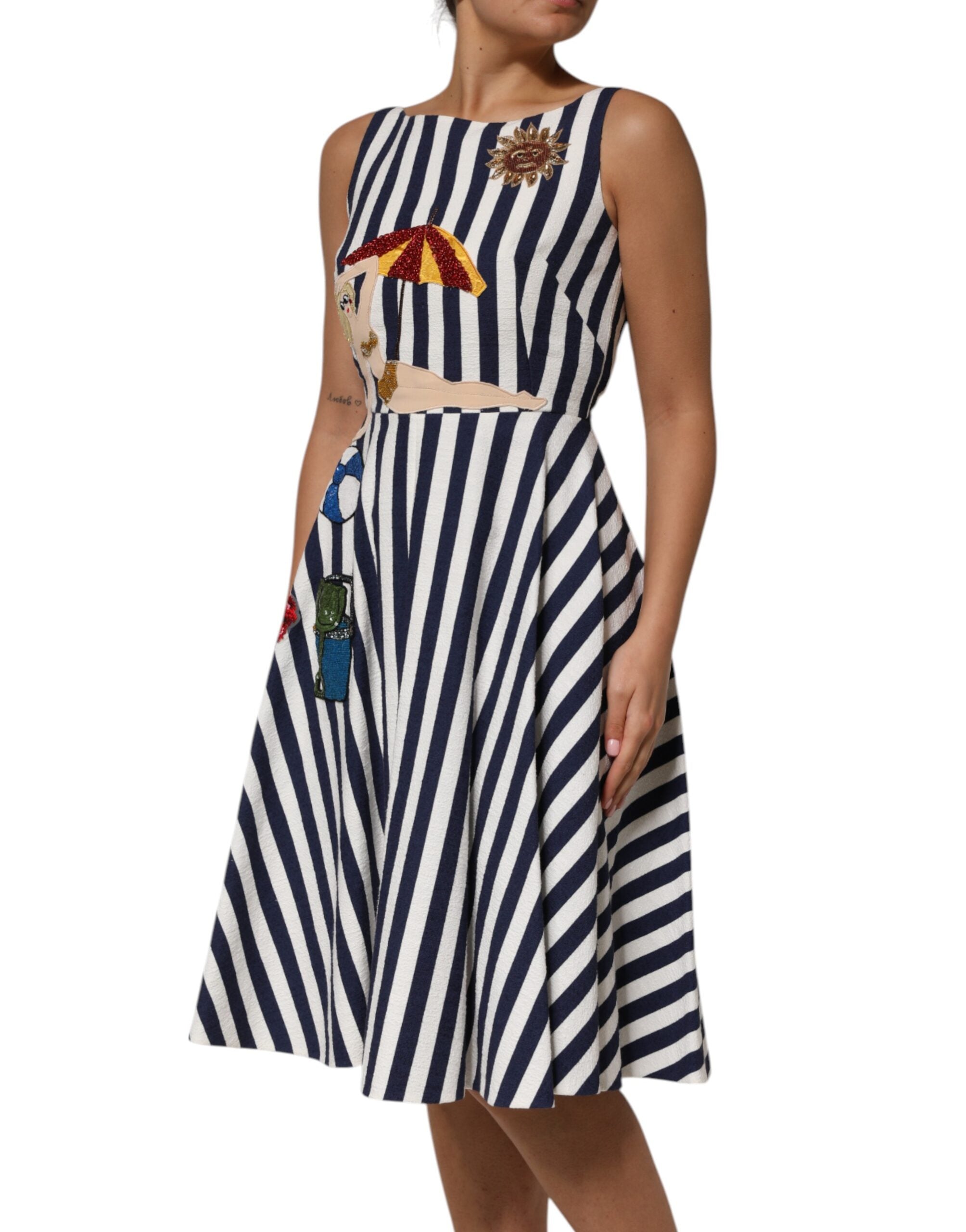 Robe évasée Dolce & Gabbana à rayures bleues et blanches avec broderie, style élégant et féminin.