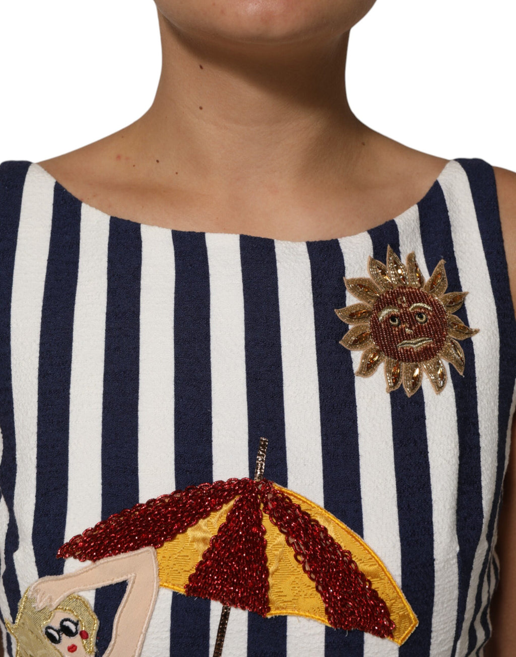 Robe trapèze Dolce & Gabbana à rayures bleues et blanches avec broderies élégantes, style féminin et sophistiqué.