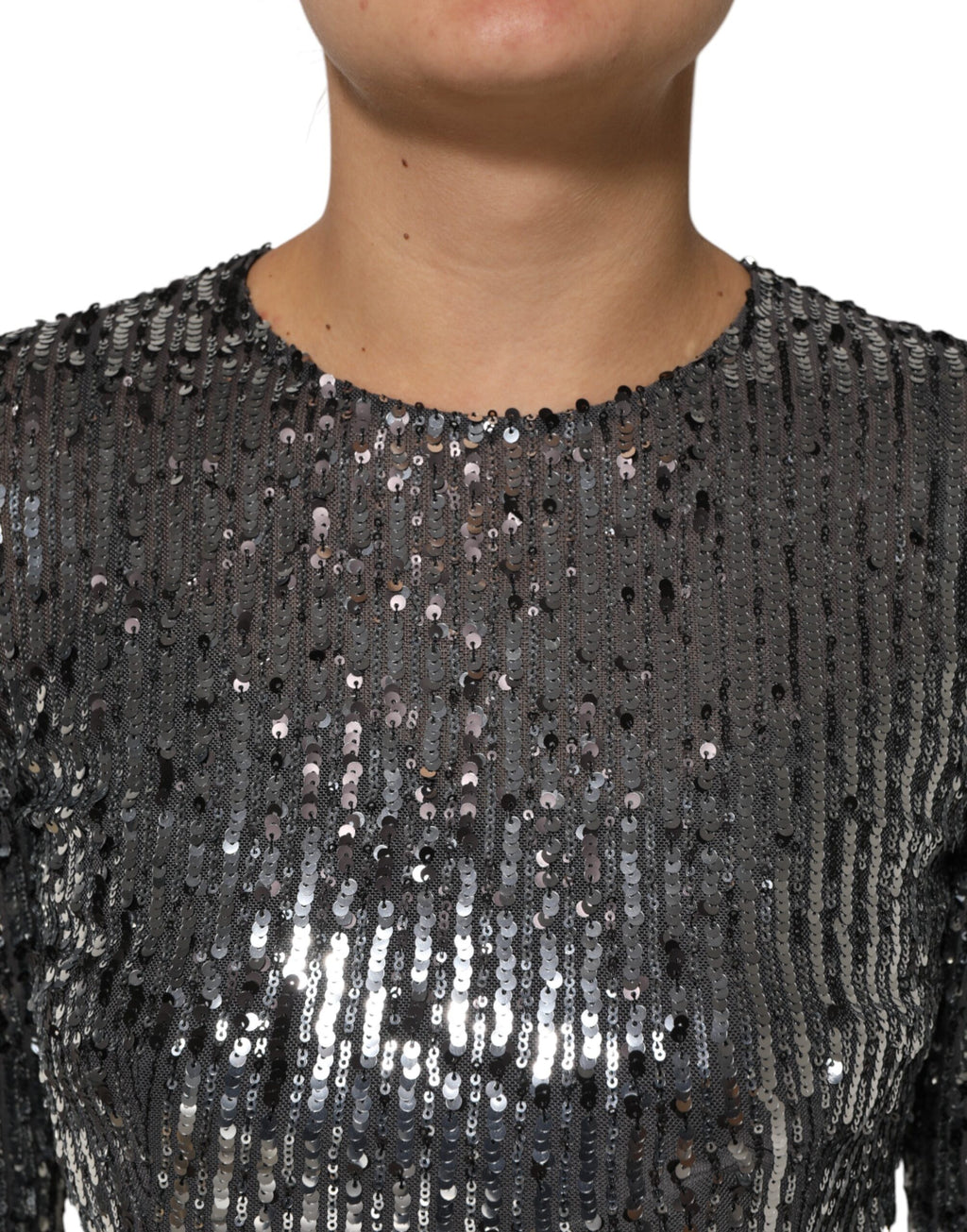 Robe longue noire à sequins Dolce & Gabbana avec manches longues et jupe évasée midi, élégante et sophistiquée.