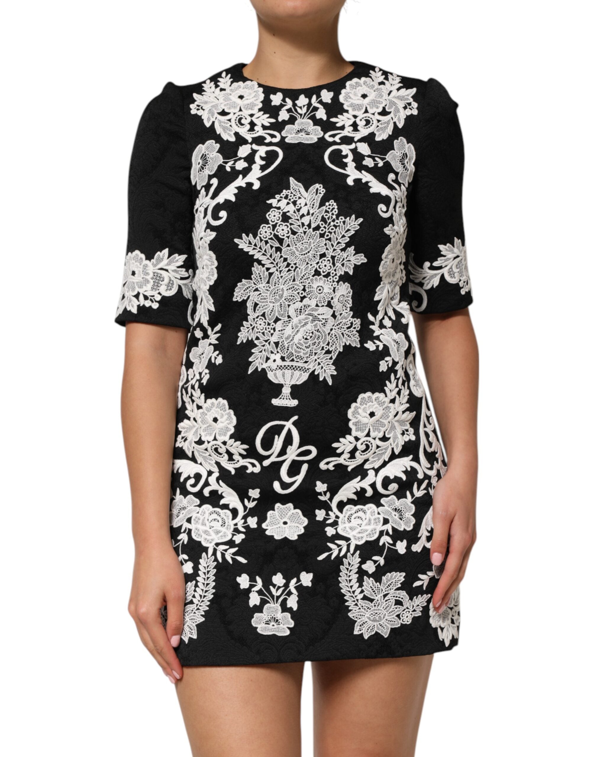 Robe noire en dentelle Dolce & Gabbana à manches courtes et coupe en A, avec finition en dentelle élégante.