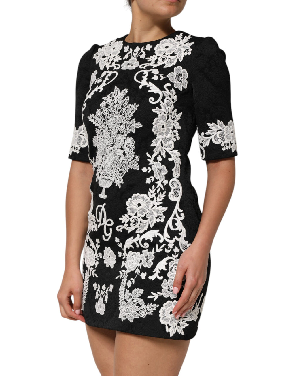 Robe noire Dolce & Gabbana à manches courtes avec bordure en dentelle et coupe évasée A-line, vue de face.