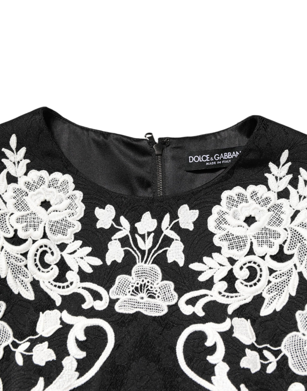 Robe Dolce & Gabbana noire avec bordure en dentelle, manches courtes en forme A, élégante et sophistiquée.
