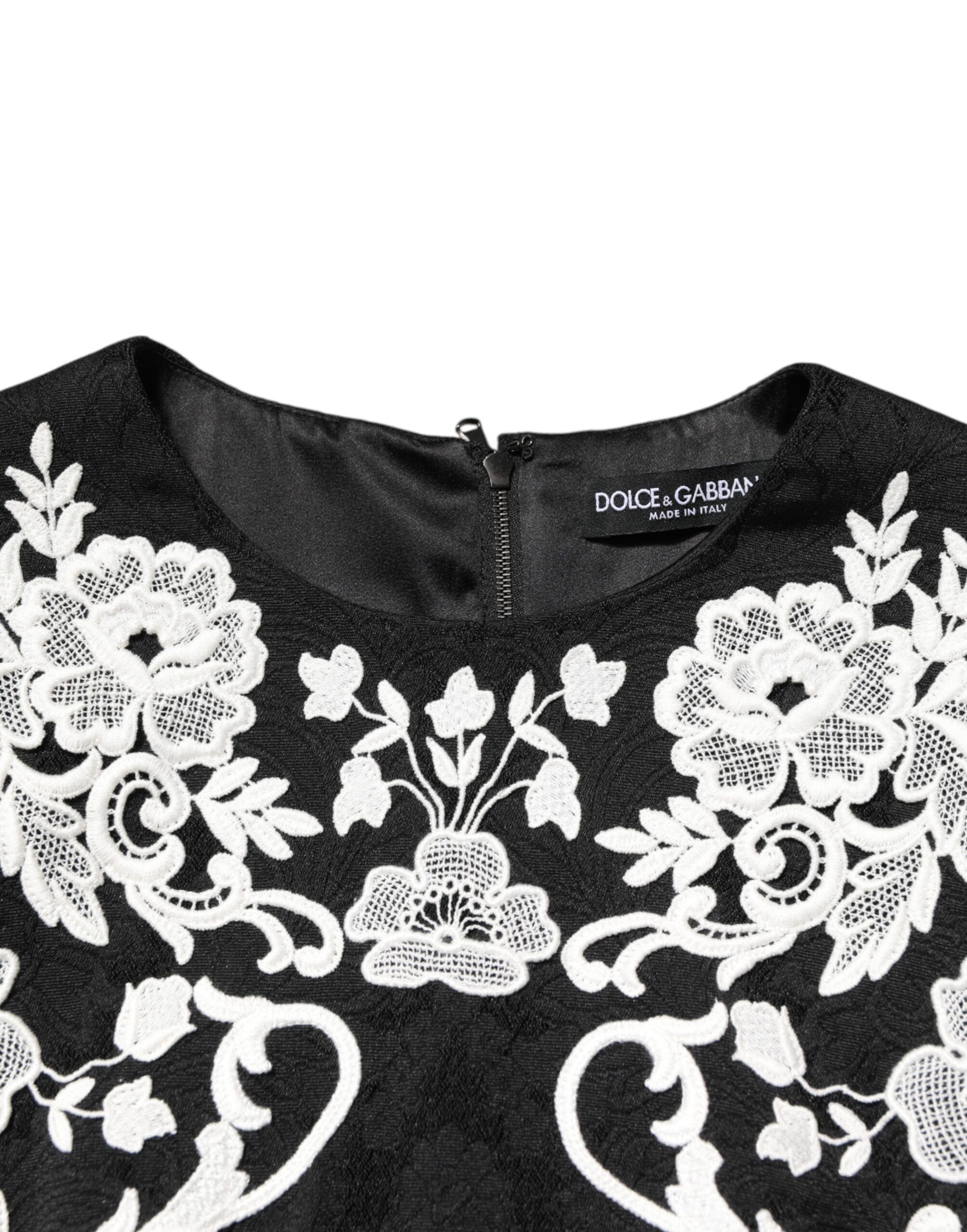 Robe Dolce & Gabbana noire avec bordure en dentelle, manches courtes en forme A, élégante et sophistiquée.