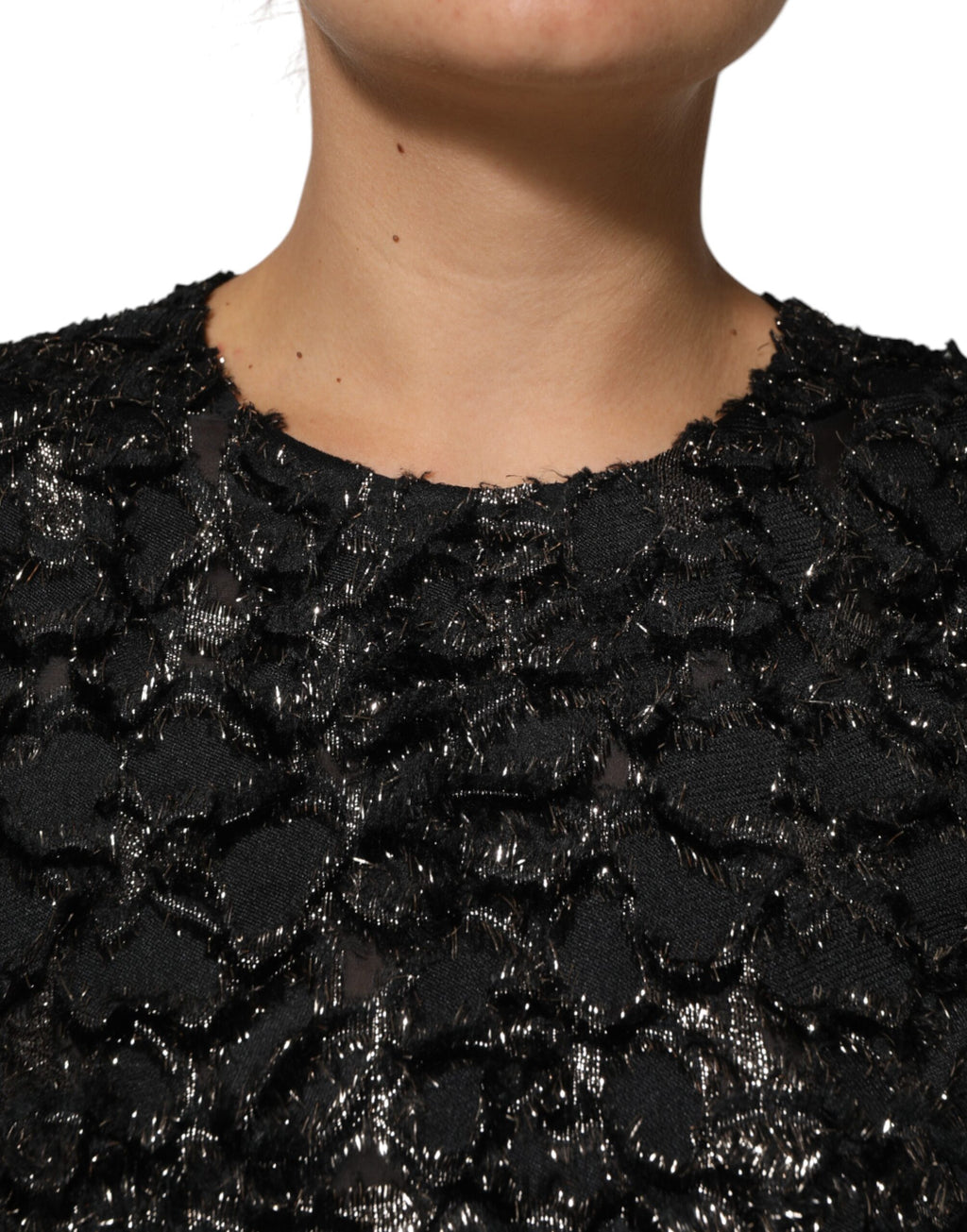 Robe fourreau en tweed bouclé à sequins noirs de Dolce & Gabbana, élégante et sophistiquée.