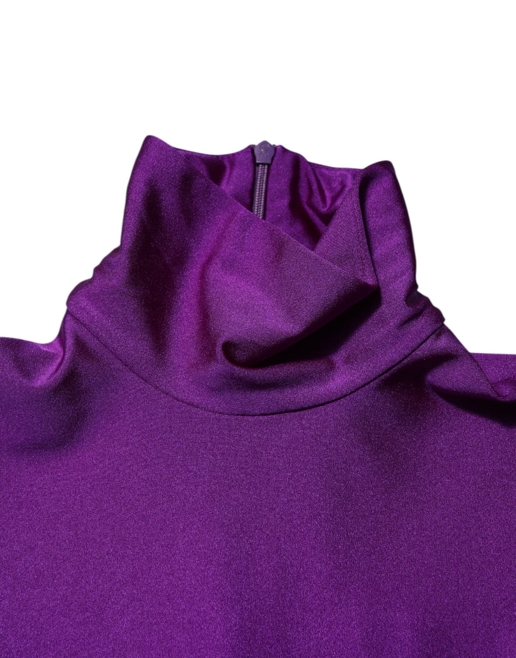 Combinaison bodycon en nylon violet Dolce & Gabbana avec col roulé, ajustée et élégante, portée sur un fond neutre.