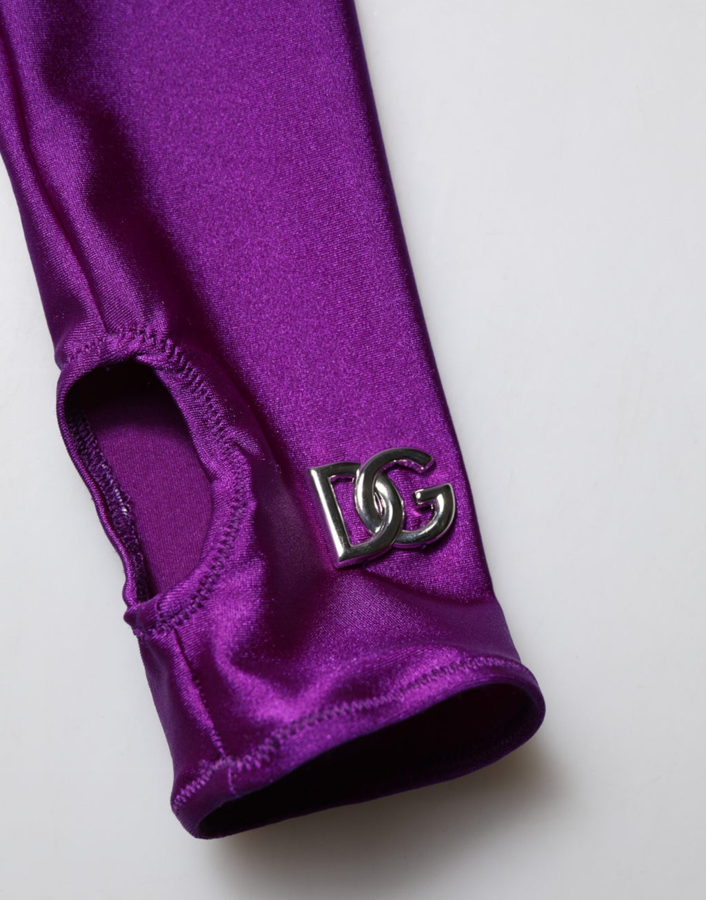 Combinaison moulante violette en nylon Dolce & Gabbana avec col roulé, ajustée et élégante, vue sur le corps.