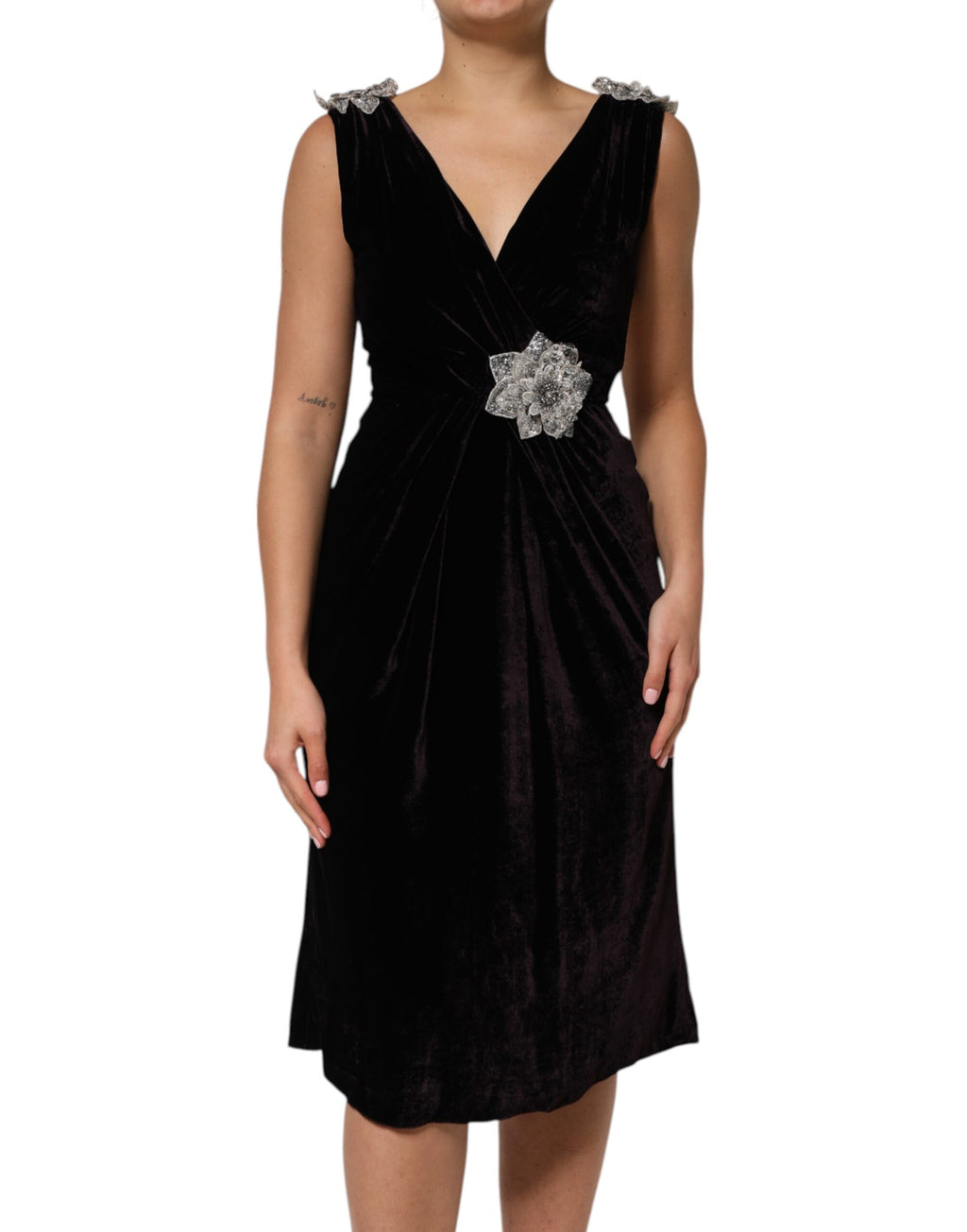 Robe élégante Dolce & Gabbana en velours noir avec embellissements floraux et coupe évasée.