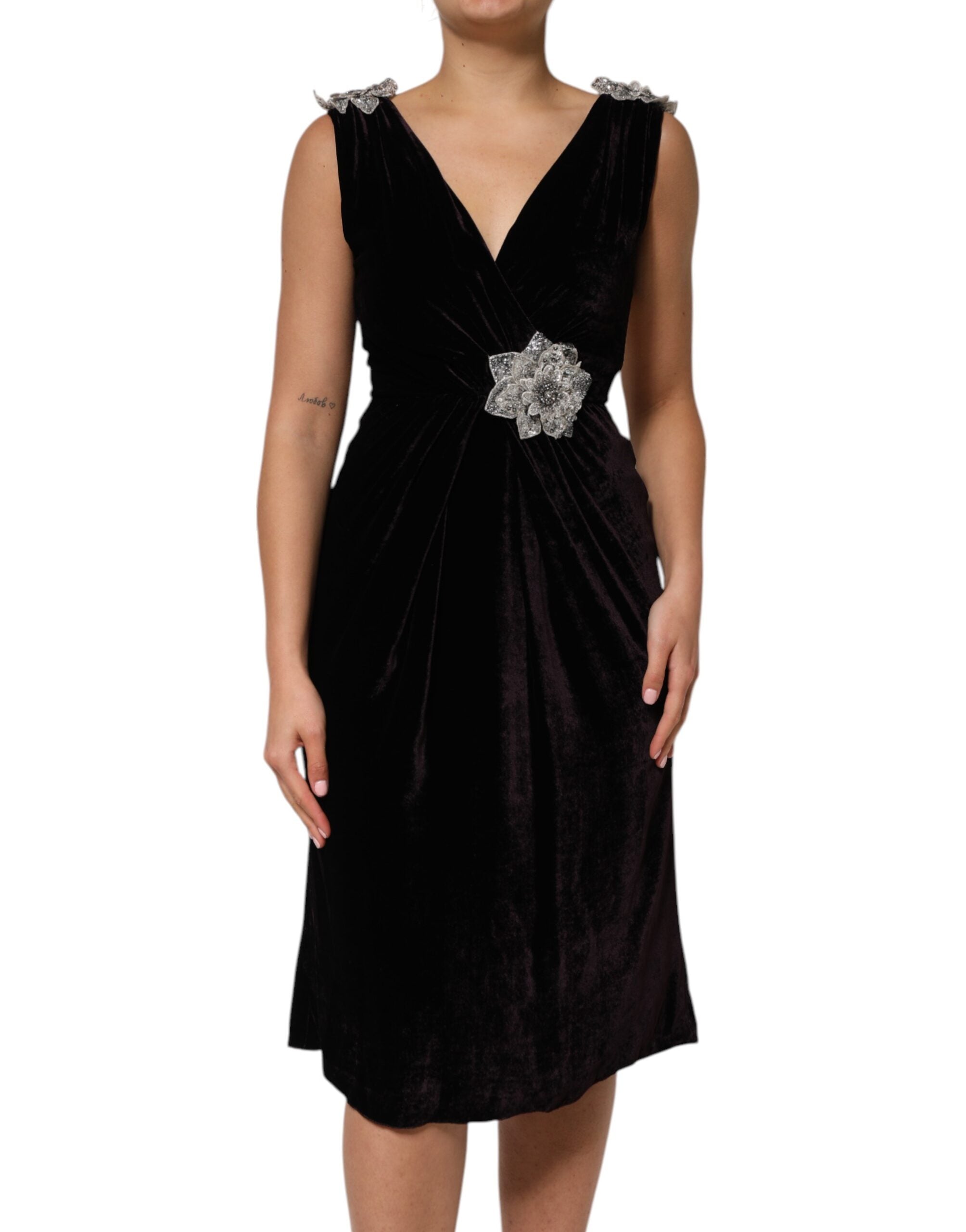 Robe Dolce & Gabbana en velours noir avec embellissements floraux et coupe évasée, vue de face sur mannequin.