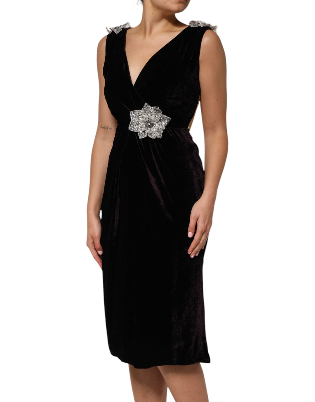 Robe Dolce & Gabbana en velours noir avec décoration florale, coupe évasée, élégante et sophistiquée.