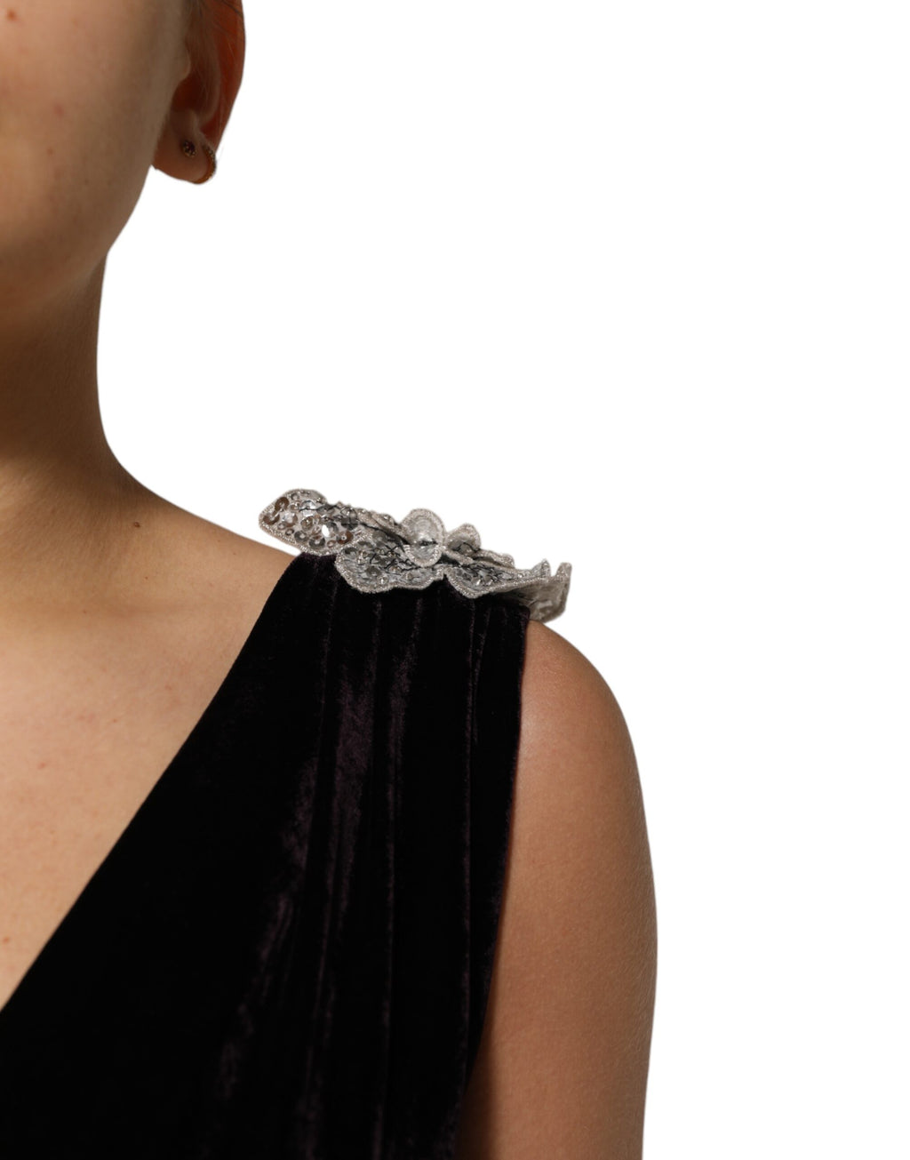 Robe Dolce & Gabbana en velours noir avec broderies florales, coupe évasée et détails élégants.