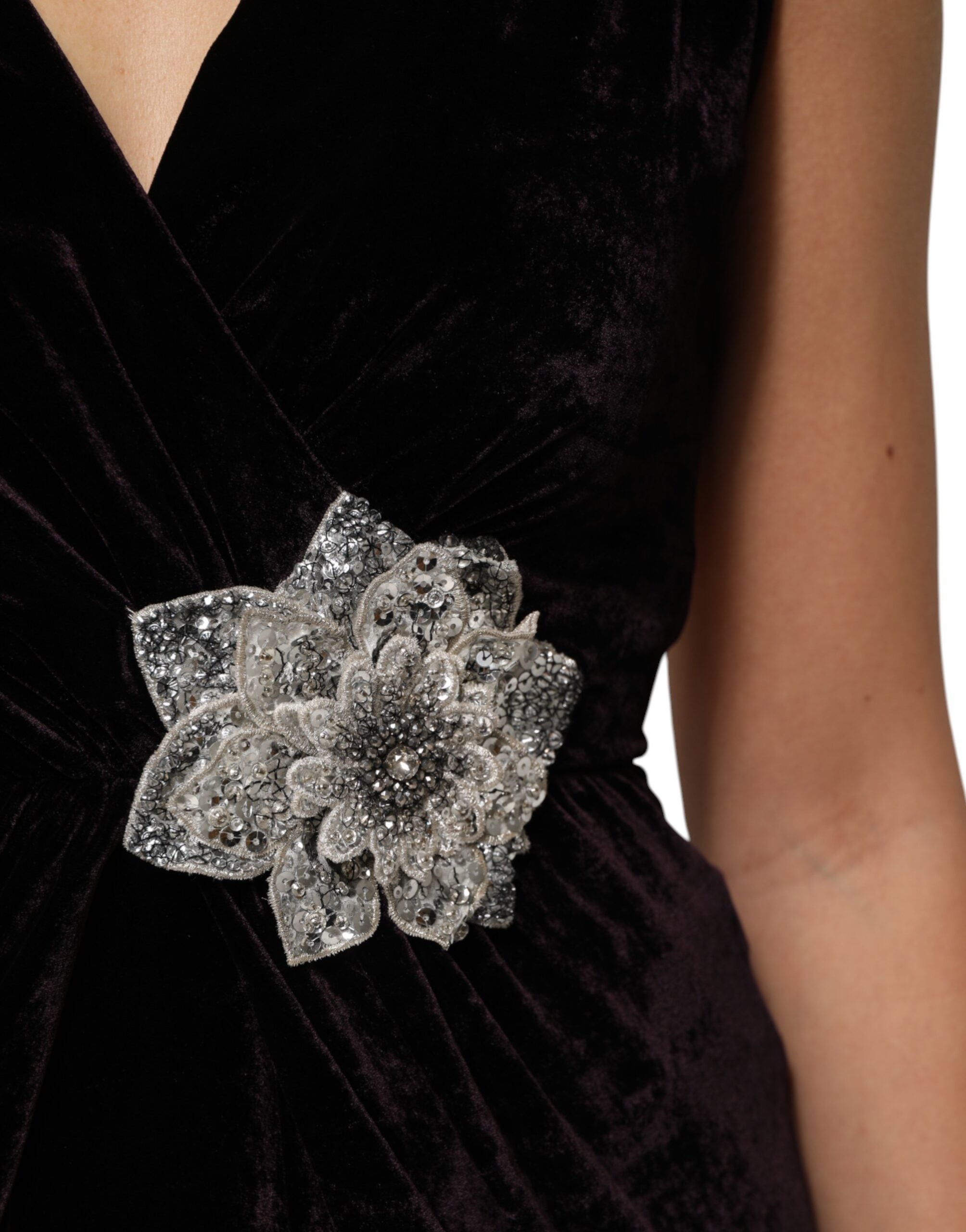 Robe droite en velours noir Dolce & Gabbana avec embellissements floraux, élégante et sophistiquée.