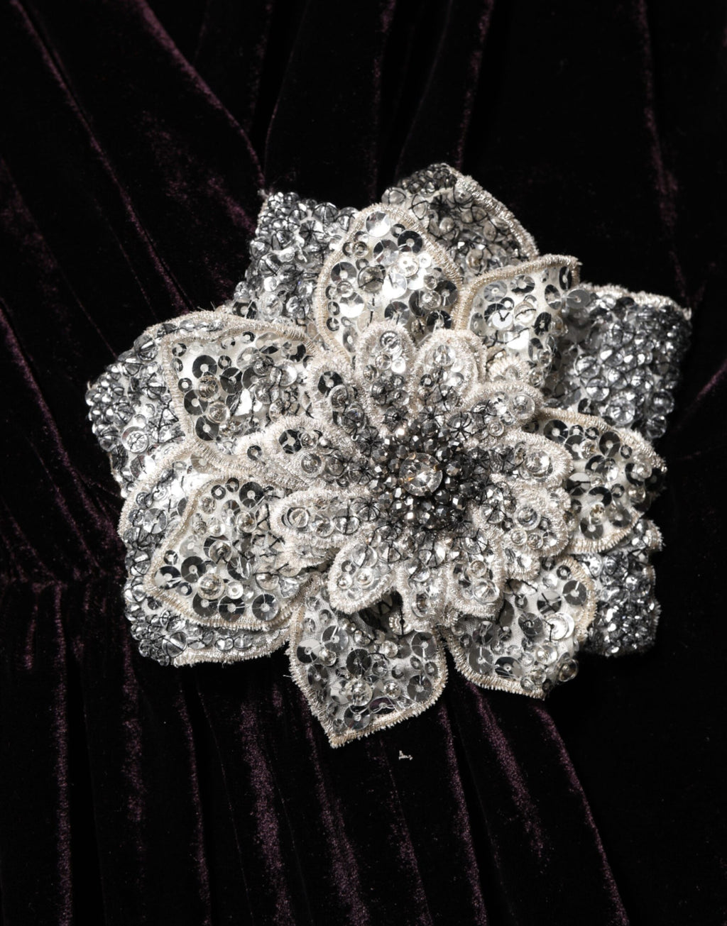 Robe droite en velours noir Dolce & Gabbana avec embellissements floraux élégants, style sophistiqué et tendance.