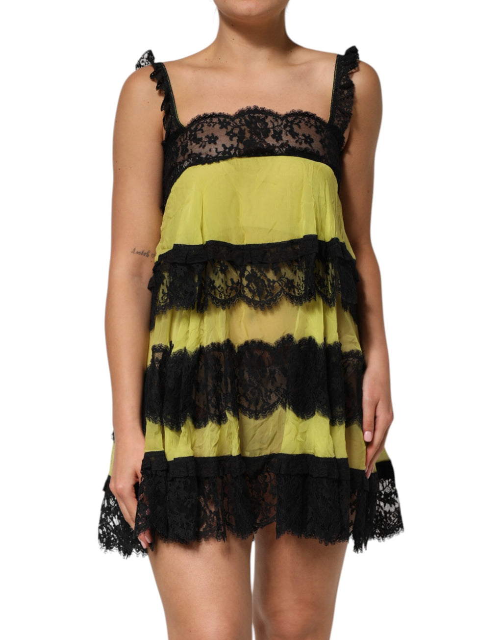 Robe chemise de lingerie Dolce & Gabbana jaune et noire, style babydoll avec détails délicats, vue de face.