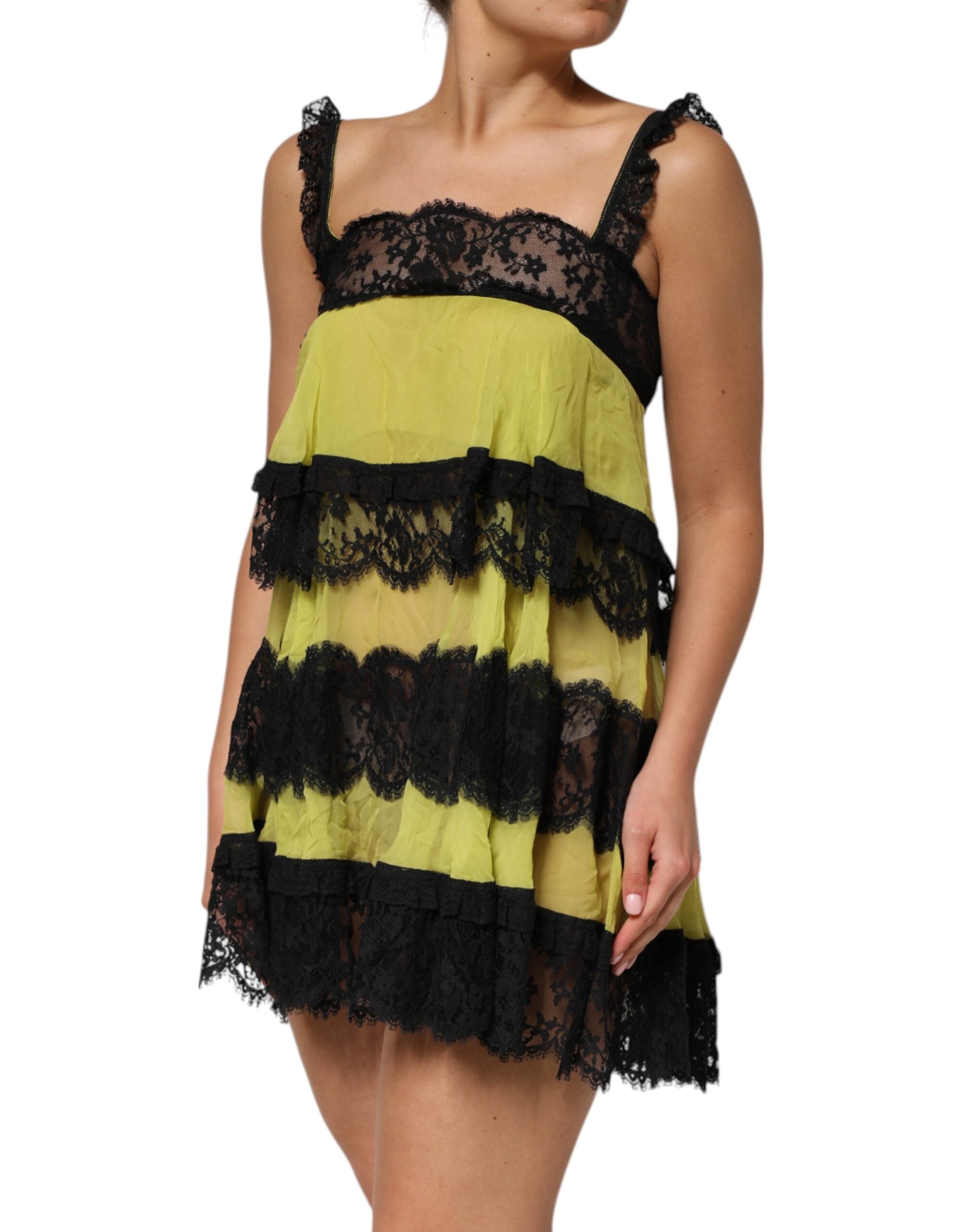 Robe de lingerie babydoll Dolce & Gabbana jaune et noire, chemise légère élégante avec détails délicats et tissu fluide.