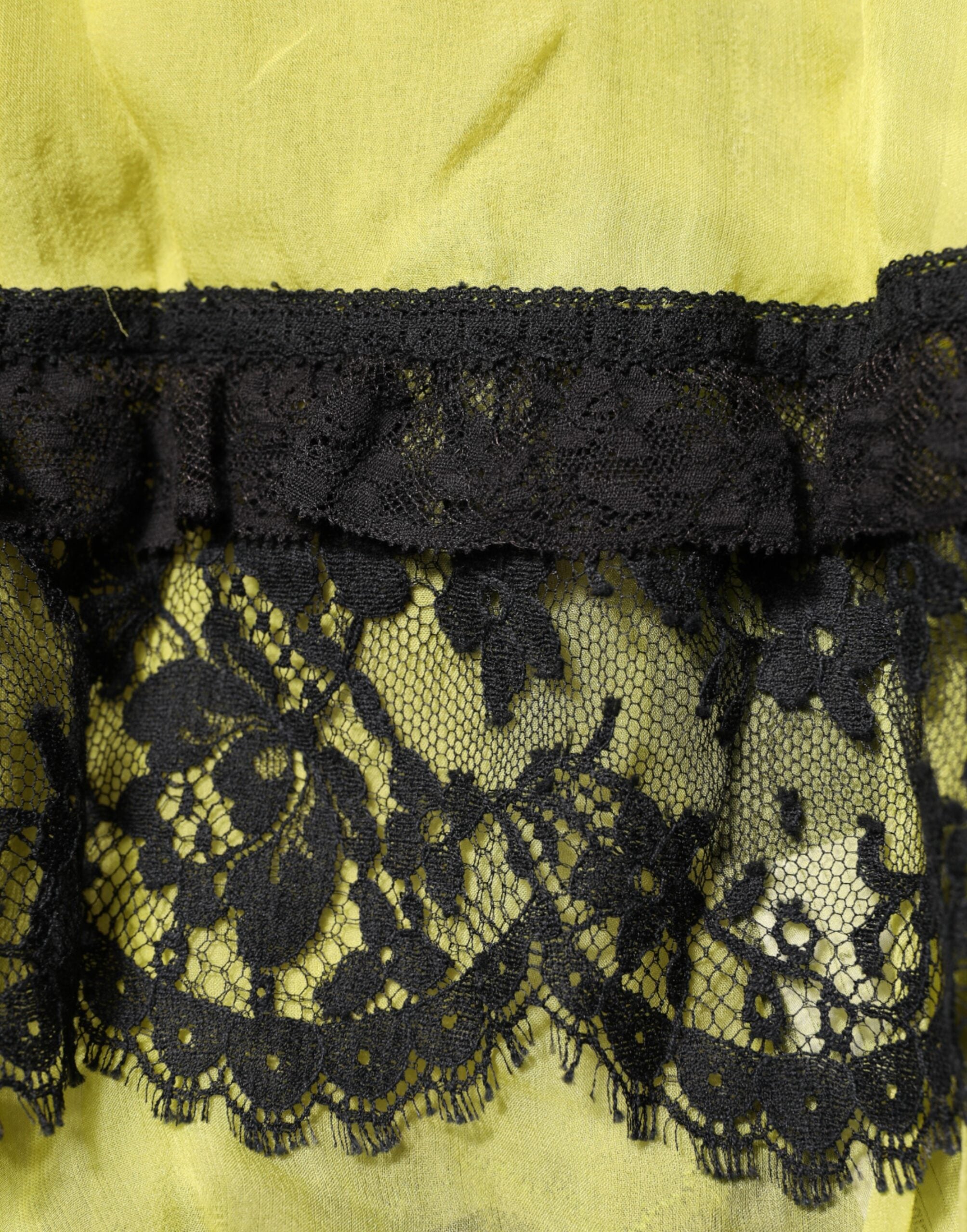 Robe de lingerie Dolce & Gabbana babydoll jaune et noire, chemise légère avec détails élégants, vue de face.