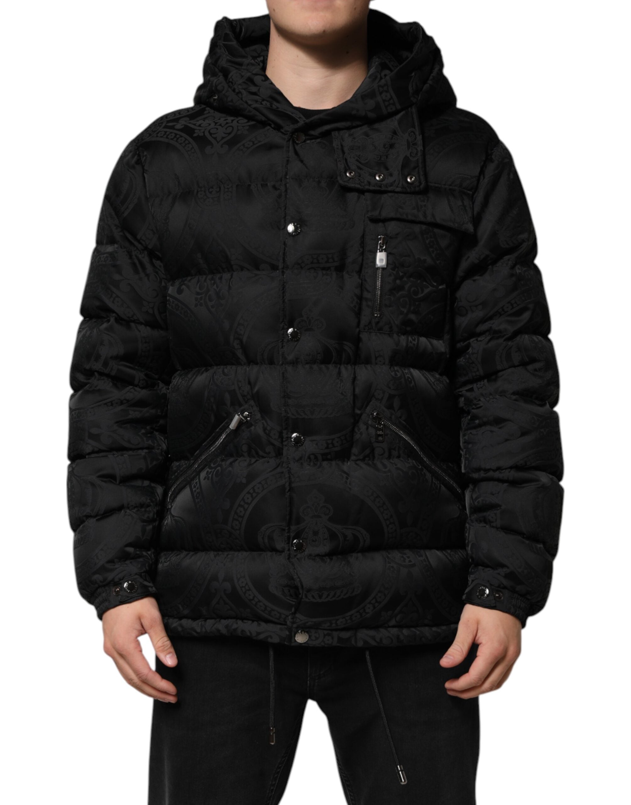 Veste matelassée noire Dolce & Gabbana à capuche en jacquard, style puffer avec finition quiltée.