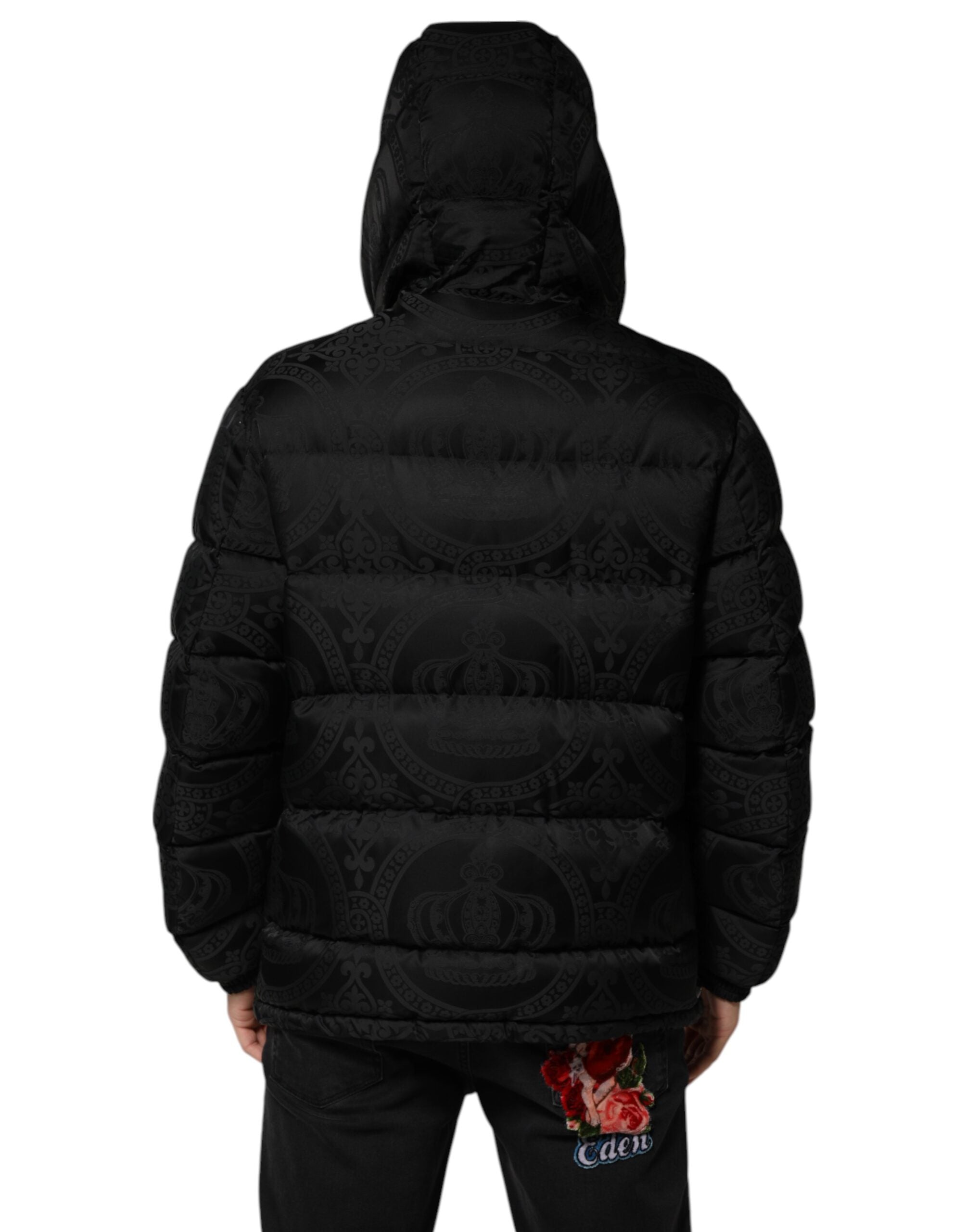 Veste matelassée noire à capuche Dolce & Gabbana en jacquard, style chaud et élégant avec motif texturé.